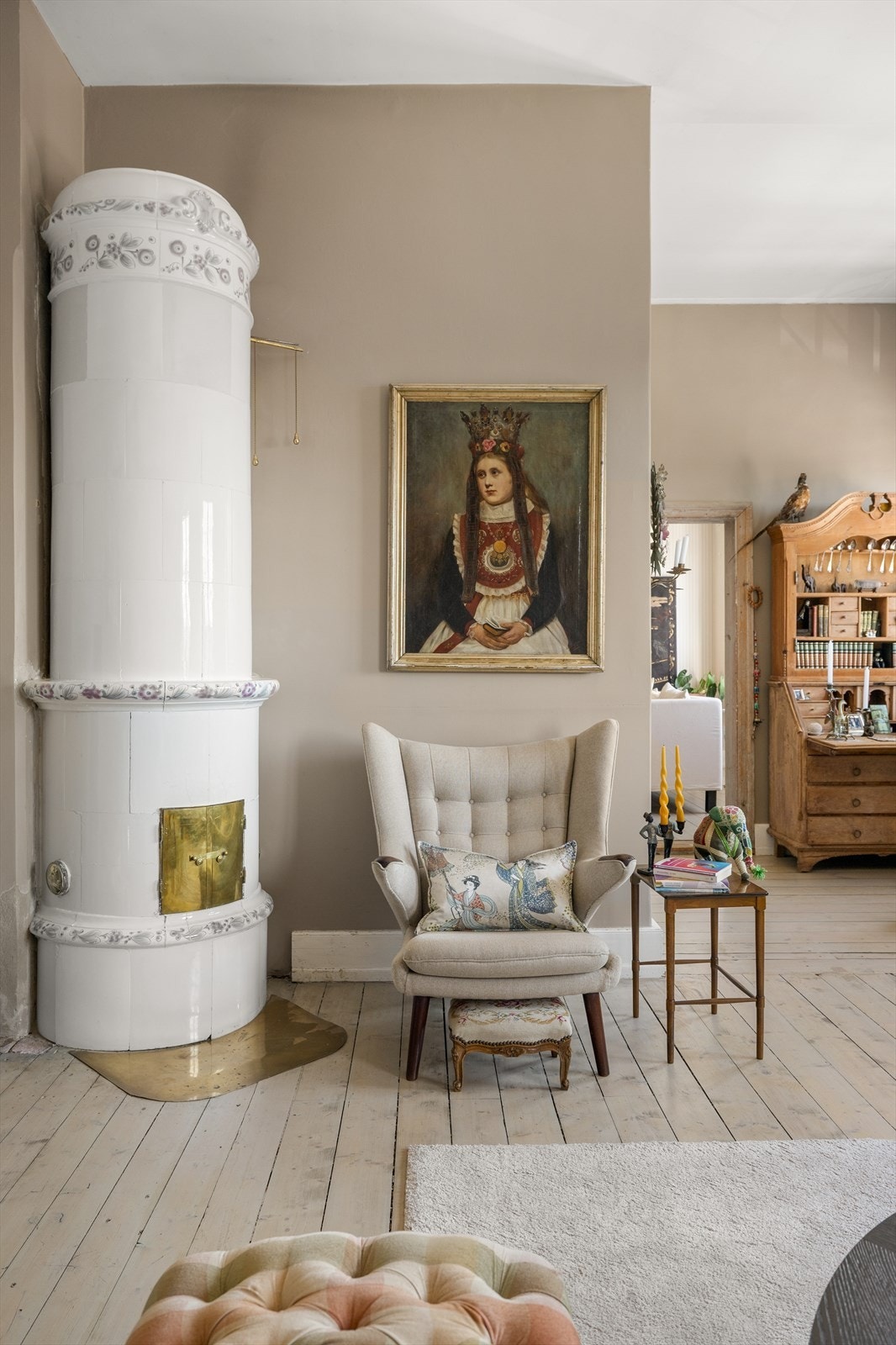 Her bugner det av ærverdige og originale detaljer som for eksempel nydelige bjelker, tregulv, dører og sjablonger, det samme gjelder den gode takhøyden og rosetter! Galleribilde