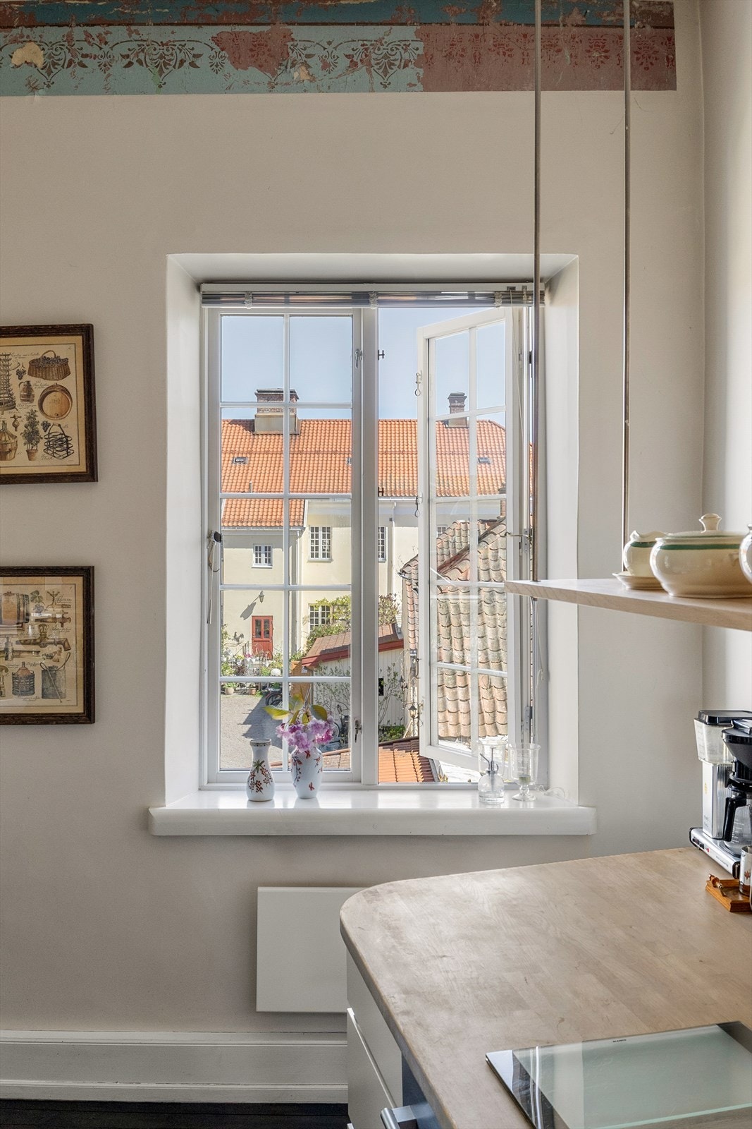 Fra kjøkkenvinduet kan utsynet mot felles bakgård nytes! Galleribilde