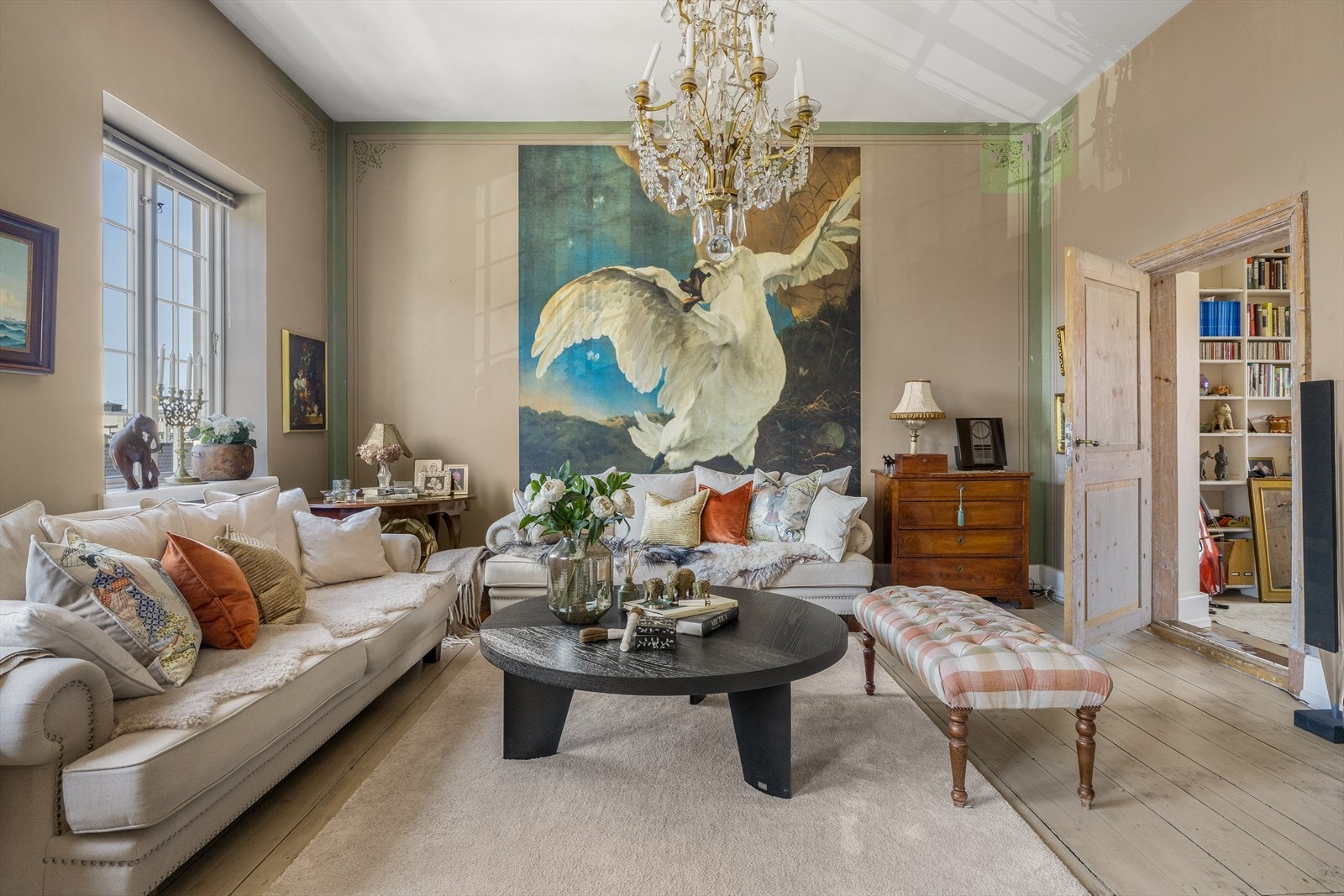 Denne leiligheten tar deg med tilbake til 1800-tallets sjarm, midt i hjertet av Hortenshistorien! Galleribilde