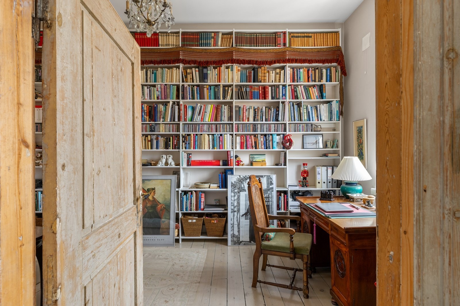 En unik boligopplevelse på vakre Karljohansvern i Horten, et sted hvor historie, natur og moderne bekvemmeligheter møtes på utsøkt vis. Galleribilde