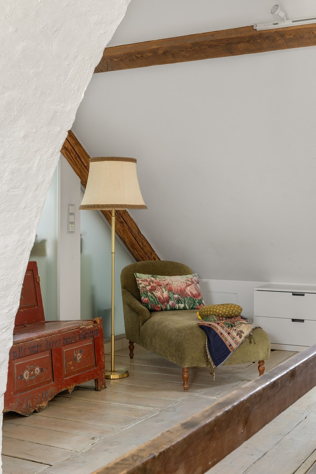 Loftet var opprinnelig helt - men her har tidligere eiere valgt å dele det opp i tre deler. Inndelingen kan enkelt tilbakeføres om nye eiere vil bruke det som en enhet. Galleribilde