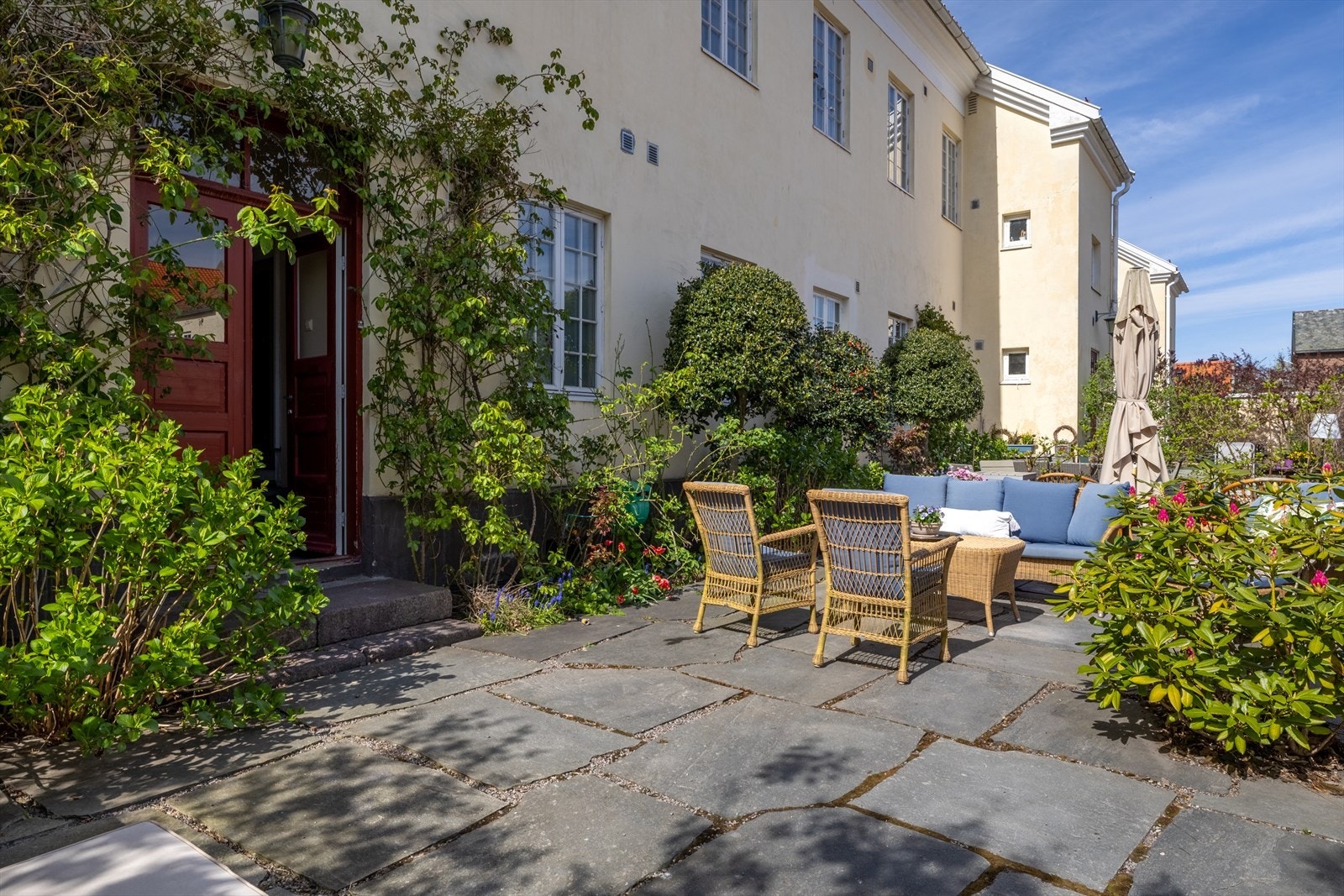 Tomten er felles i borettslaget og er vakkert opparbeidet med en nydelig bakgård hvor hver enkelt andelshaver har bruksrett til et avgrenset område. Her ser man området tilhørende leiligheten. Galleribilde