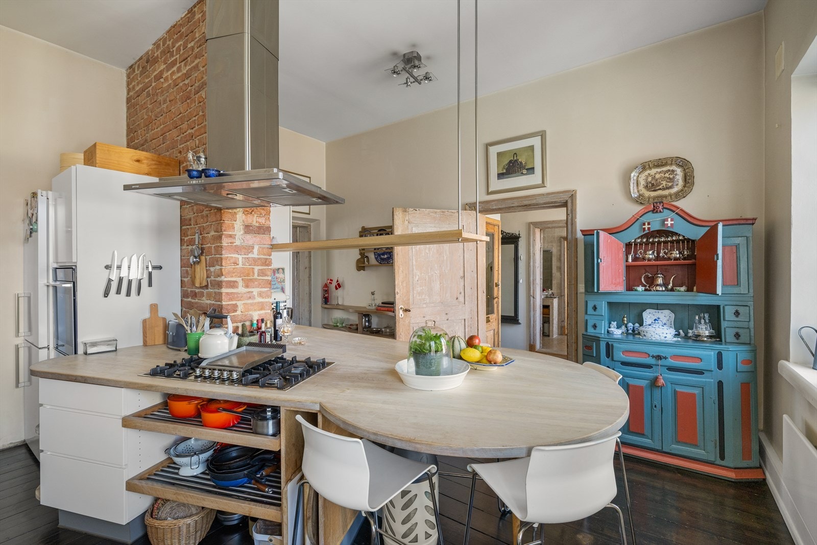 Det er valgt en stil som opprettholder leilighetens originale uttrykk samtidig som at den moderne families behov dekkes til det fulle. Galleribilde