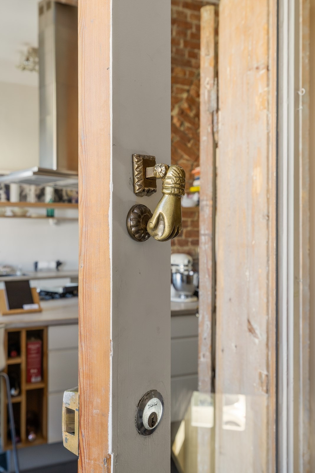 Allerede når man går opp trappen til leiligheten forstår man at dette er en helt unik og særegen leilighet! Galleribilde