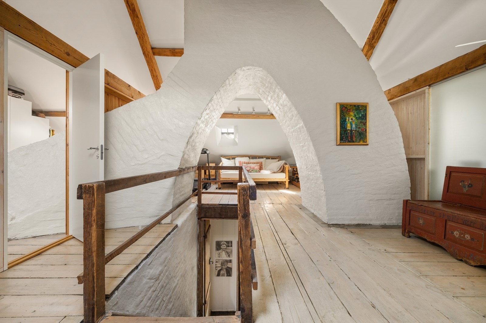 Her har man et mindre loftsrom med naturlig lys via de herlige takvinduene. Rommet har de sjarmerende tregulvene som vi har sett gjennom resten av leiligheten og det kan med fordel benyttes som et leserom eller et rom for yoga og meditasjon. Galleribilde