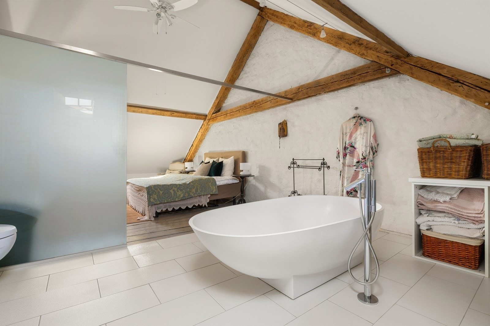 Et fantastisk rom hvor man har en romslig del til "soverom" og et åpent badeværelse avgrenset med frostede glassvegger. Løsningen er spesiell, men gir et utsøkt værelse med en svært eksklusiv følelse. Galleribilde