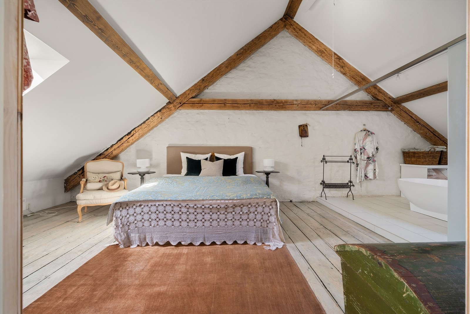 Loftet er i følge tidligere eier forskriftsmessig innredet med gipsplater i tak og vegg mot naboer samt med rømningsvei til nabo over loftet. Det er dog ikke forsøkt omsøkt og samsvarer ikke med godkjente byggetegninger i kommunen arkiv. Galleribilde