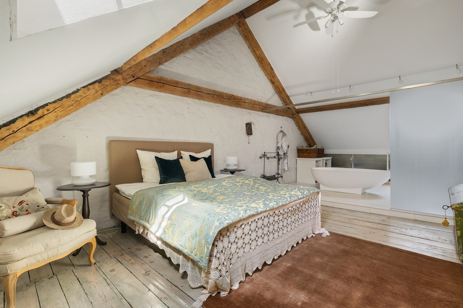 På hver side av trappen opp til loftet er det innredet med to store og fine rom som har blitt benyttet som soverom og gjesteværelse. Galleribilde