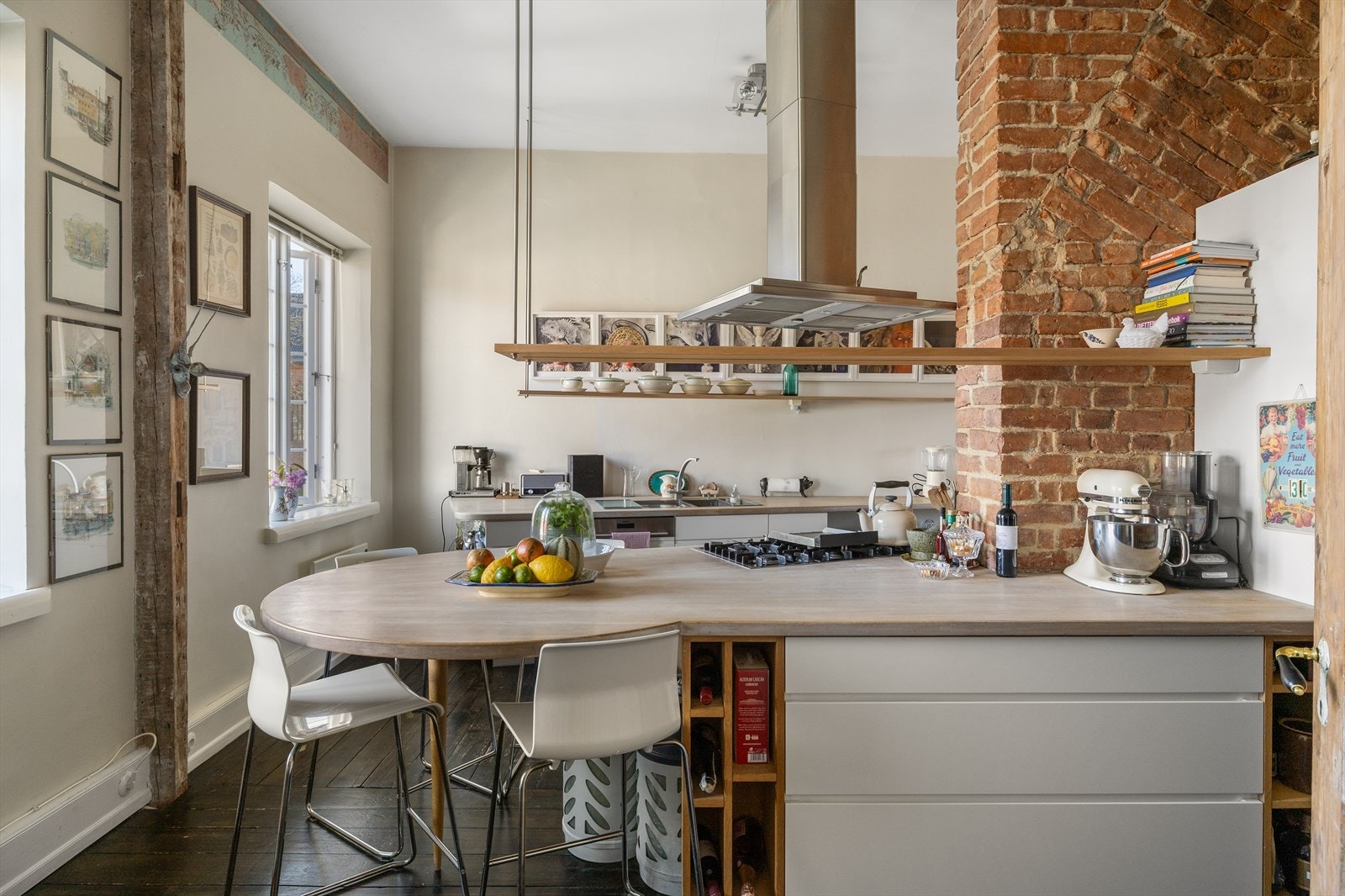 Kjøkkenet er leilighetens hjerte og det er spesialdesignet av billedkunstner og interiørarkitekt Siggen Stinessen Galleribilde