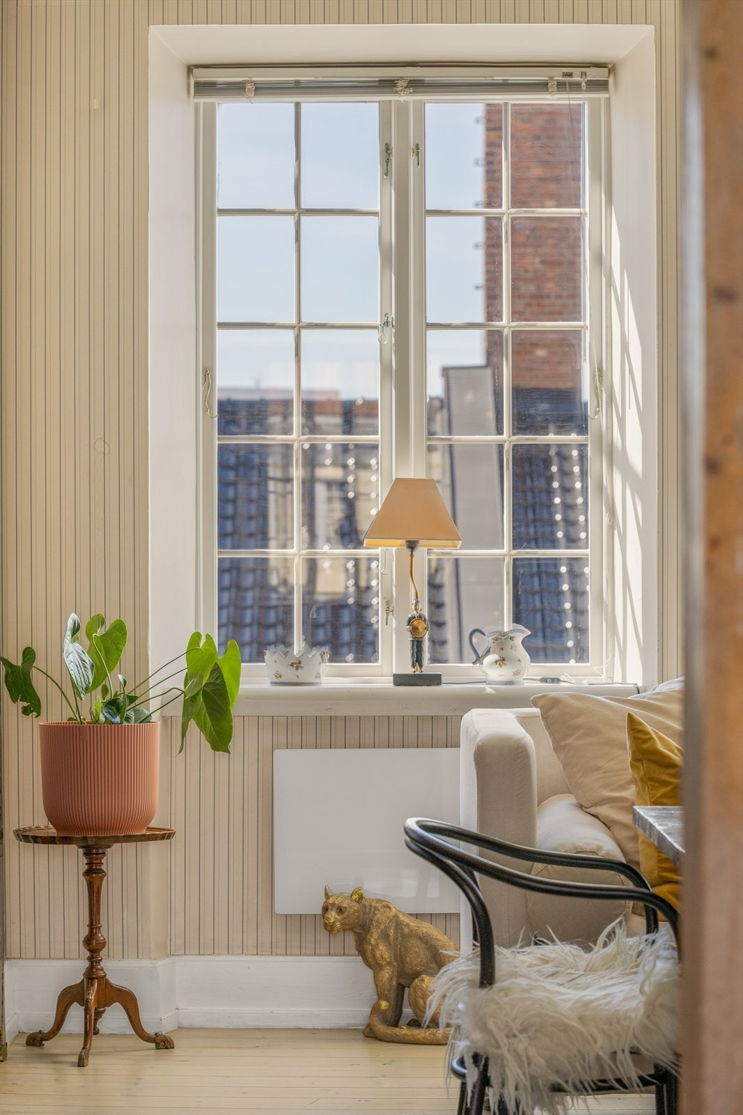 De store vindusflatene gir også leiligheten er lyst og ærverdig preg, som er gjennomgående for hele leiligheten. Galleribilde