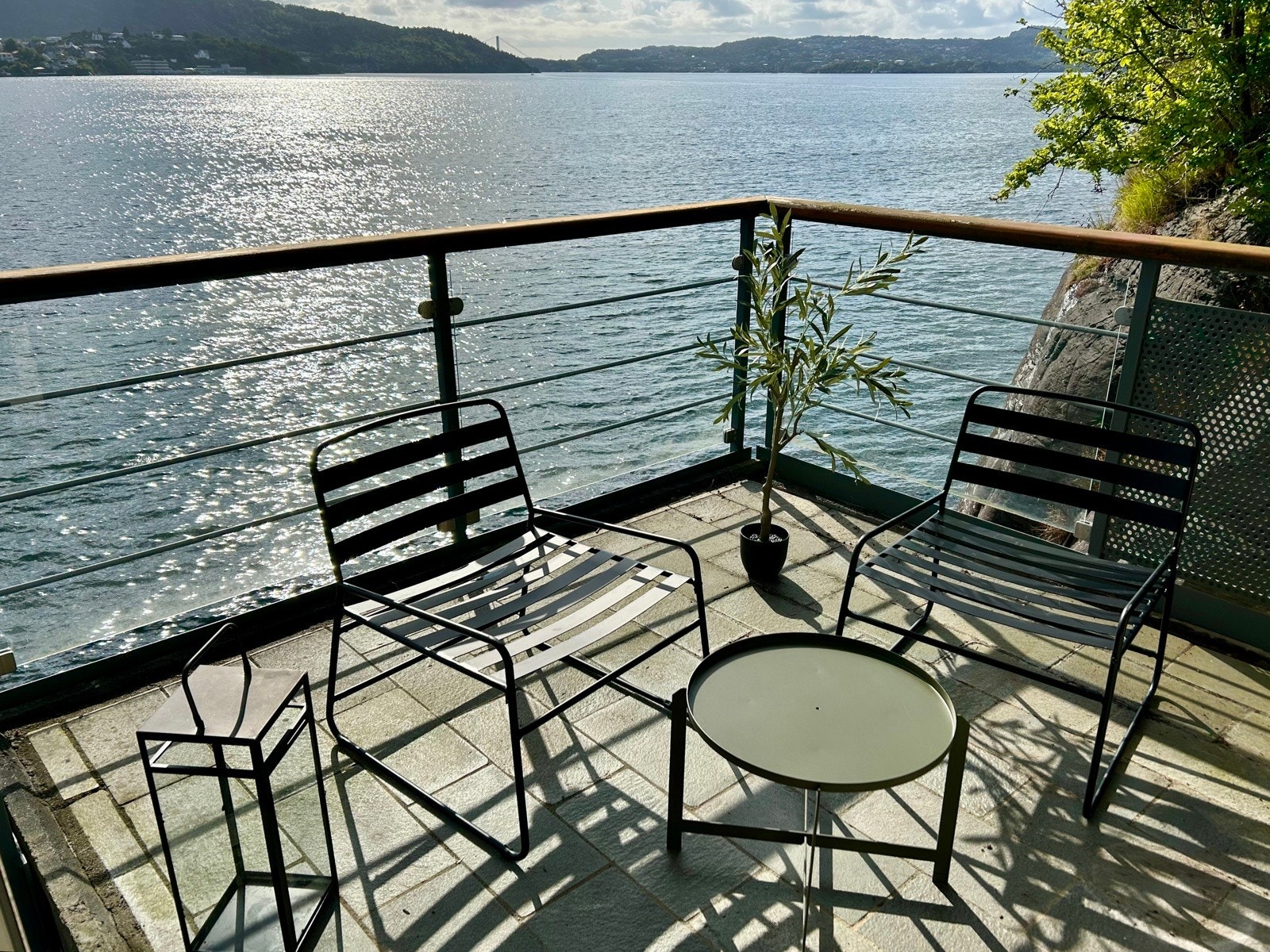 Nyt late dager i solen med bølgeskvulp som bakgrunnsmusikk. Galleribilde