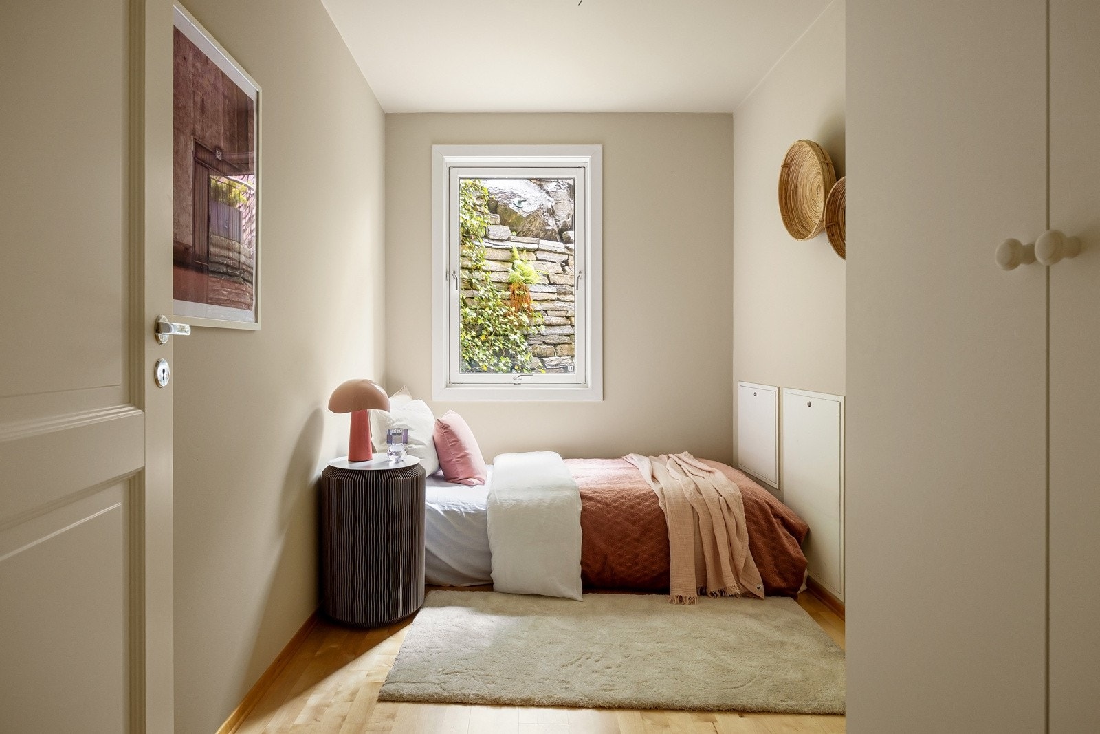 Soverom nummer tre er noe smalere, men fortsatt plass til det man behøver. Galleribilde