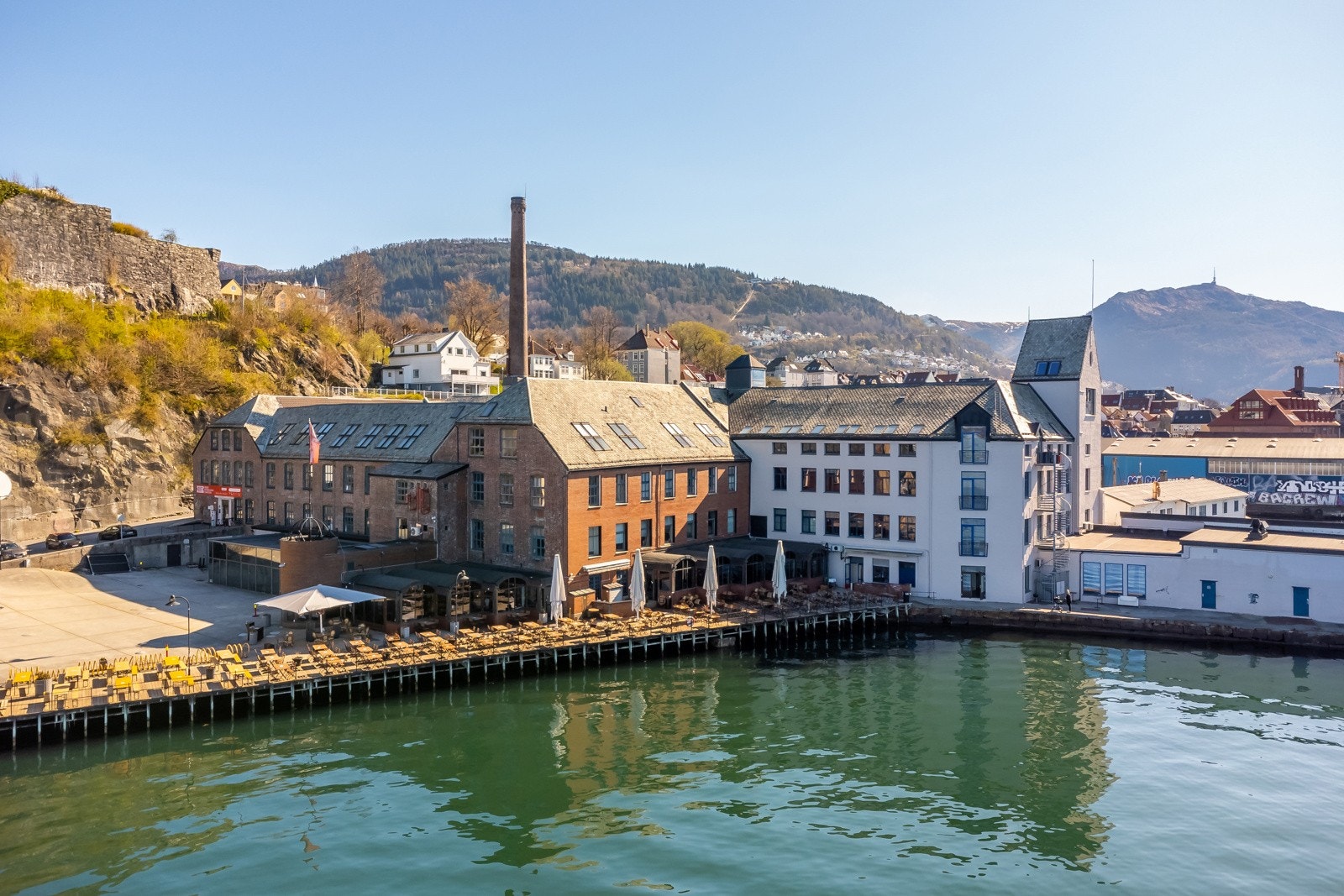 Ta deg en rolig spasértur bort til Kafe Kippers for en deilig lunch, eller noen bobler til kveldssolen. Galleribilde