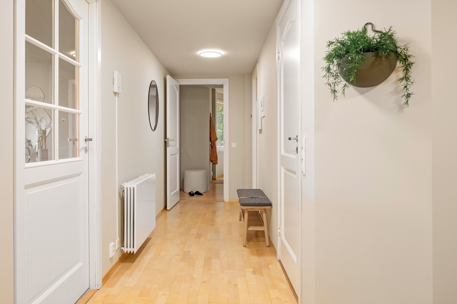 Vegger og tak er nymalt til salget i en behagelig, dus farge så slipper man altfor mange spikerhull fra tidligere. Galleribilde