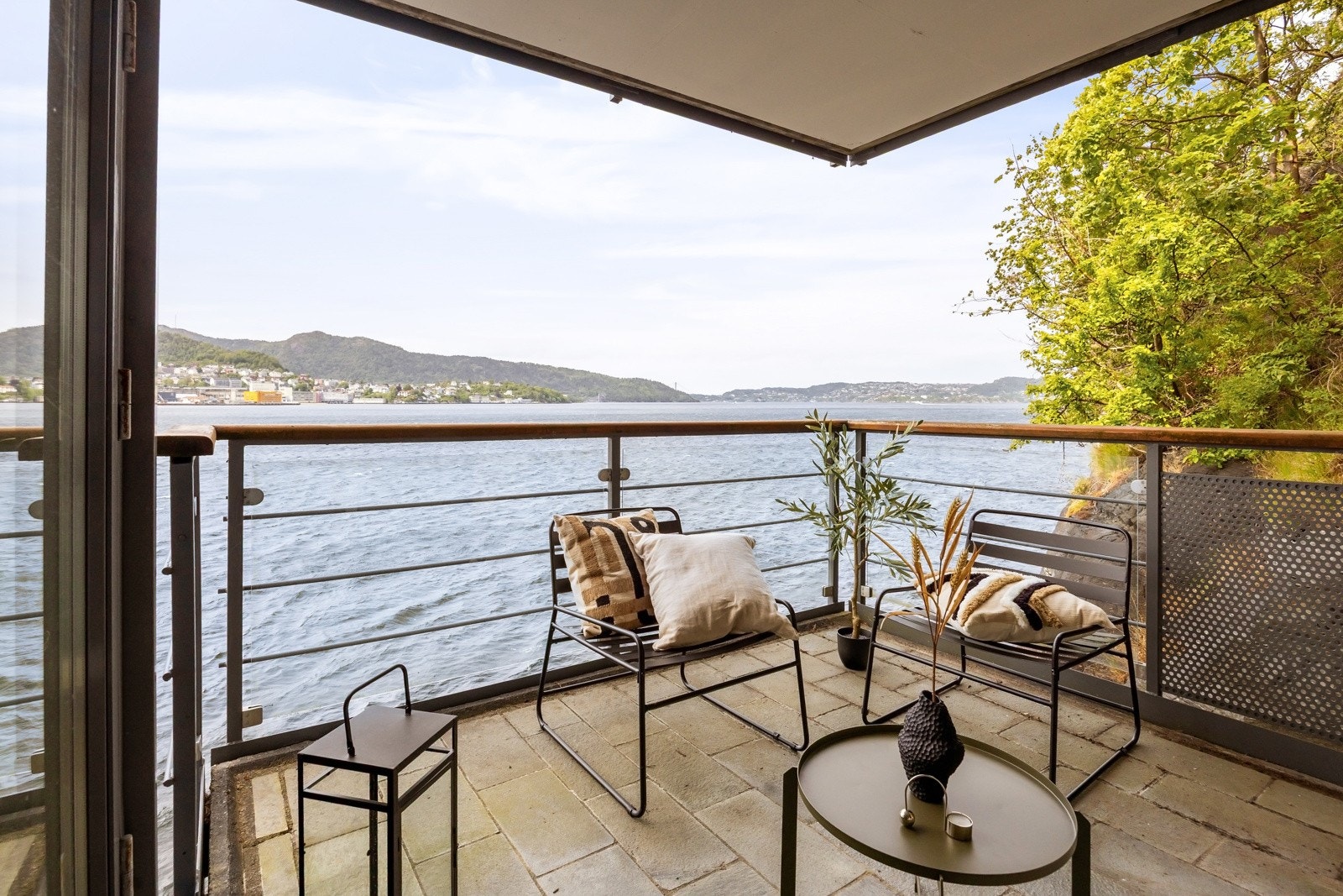 Den usjenerte altanen har gode solforhold gjennom dagen og til kvelden siger på. Galleribilde