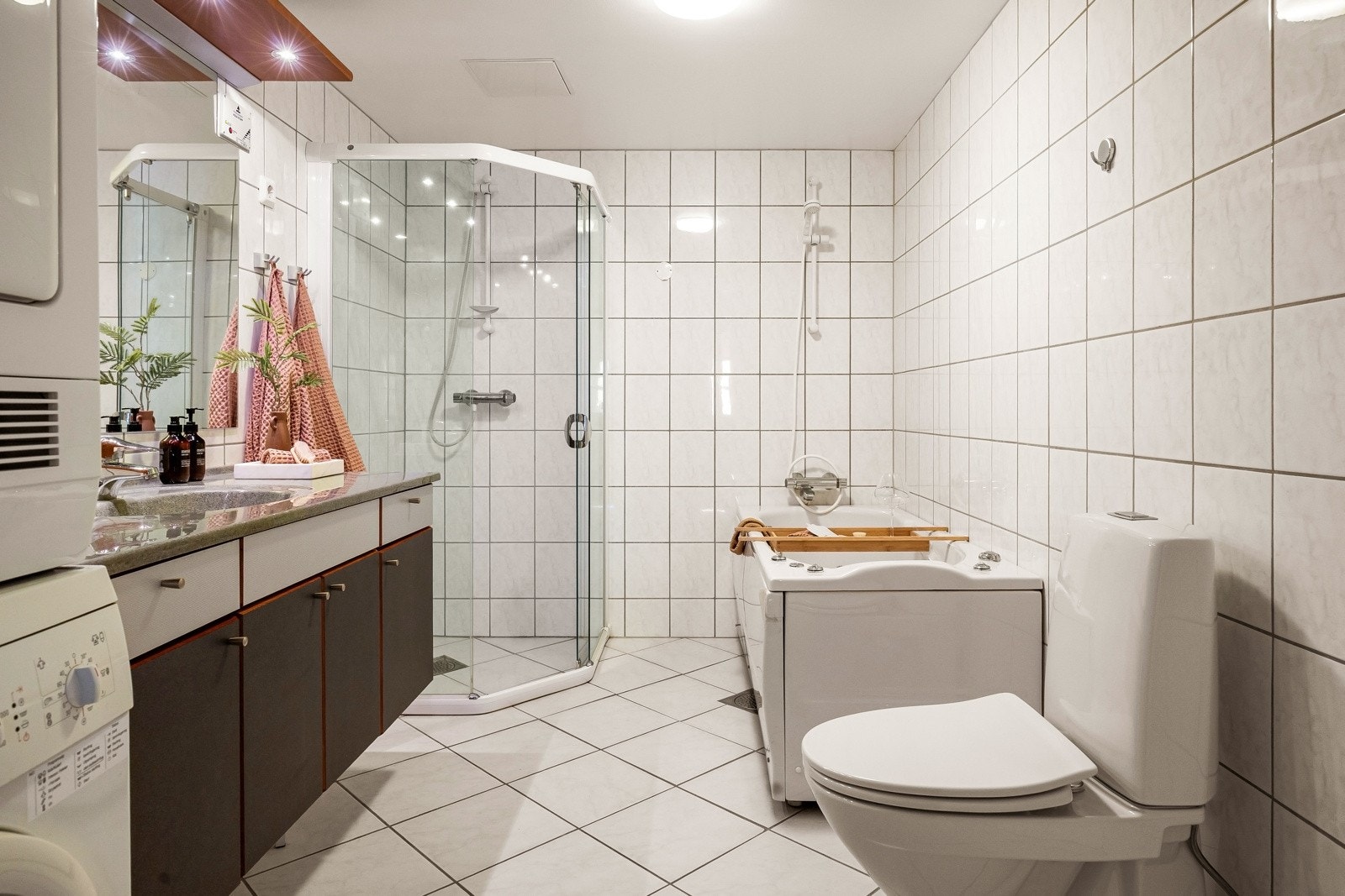 Det helflisede badet er fra byggeår (2000), og har tidløse fargevalg. Galleribilde