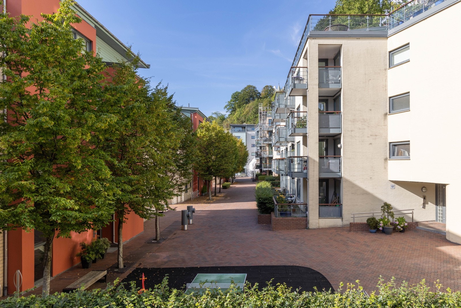 Flotte fellesareal mellom byggene på Verftet, men beplantning, lekeplass og bordtennisbord for å nevne noe. Galleribilde