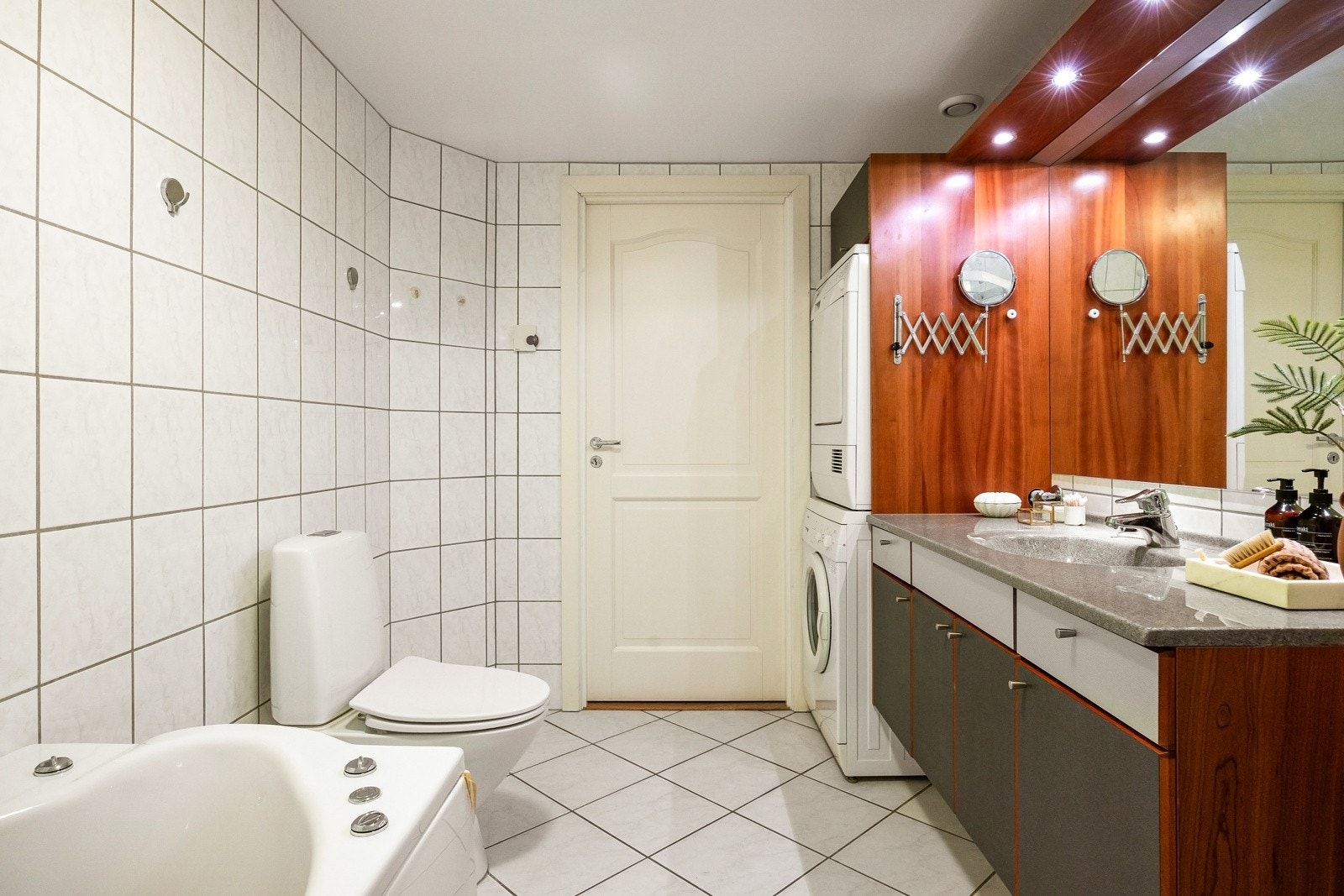 Badet har god størrelse, med både dusjhjørne og badekar. Galleribilde