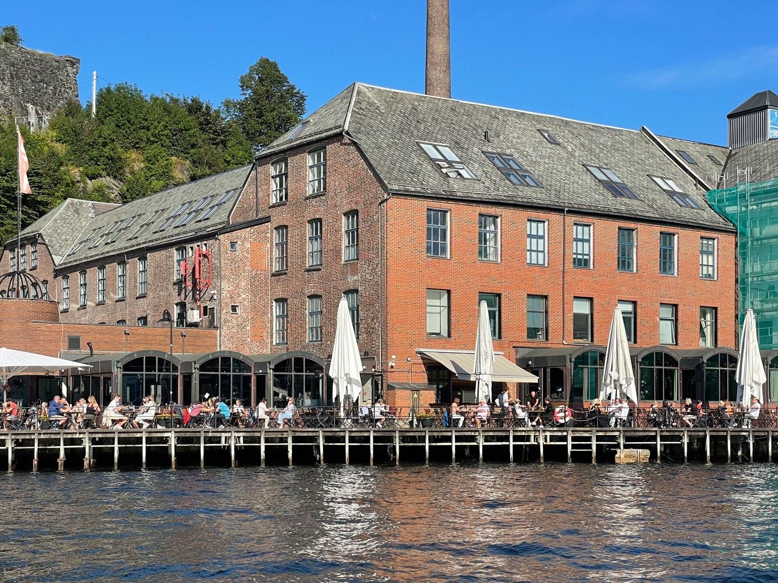 USF Verftet - et yndet mål for konserter og kunstutstillinger. Og kanskje byens triveligste uteservering. Galleribilde