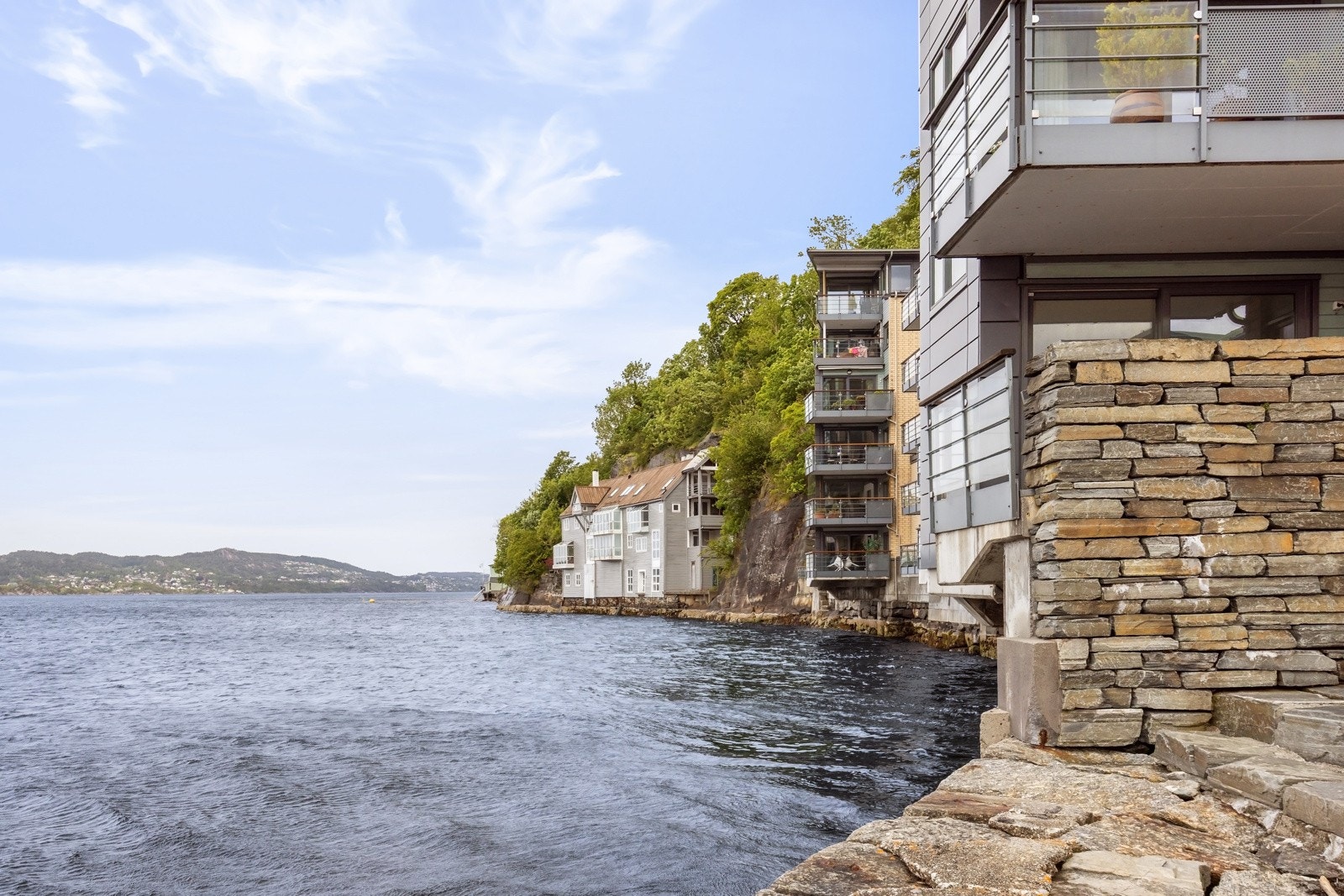 Nummer 28 ligger helt i sjøkanten, tilbaketrukket fra utserveringen og badegjester på bryggen. Galleribilde