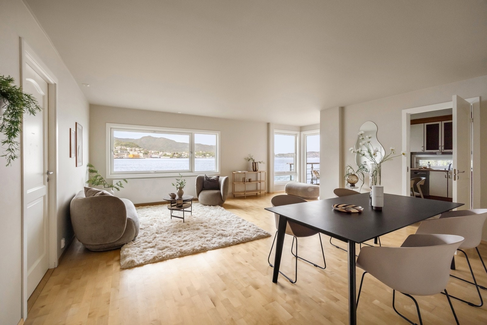 Leiligheten har en stor, deilig stue med rikelig lysinnslipp gjennom vindusflatene. Galleribilde