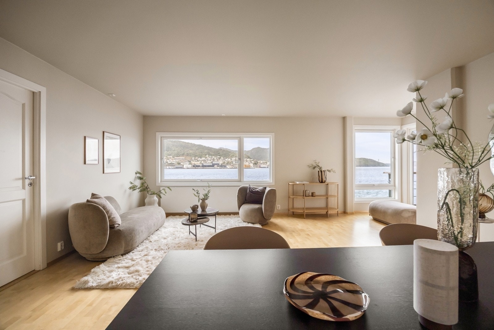 Det er god plass til både en stor sofagruppe og langt spisebord i rommet. Galleribilde