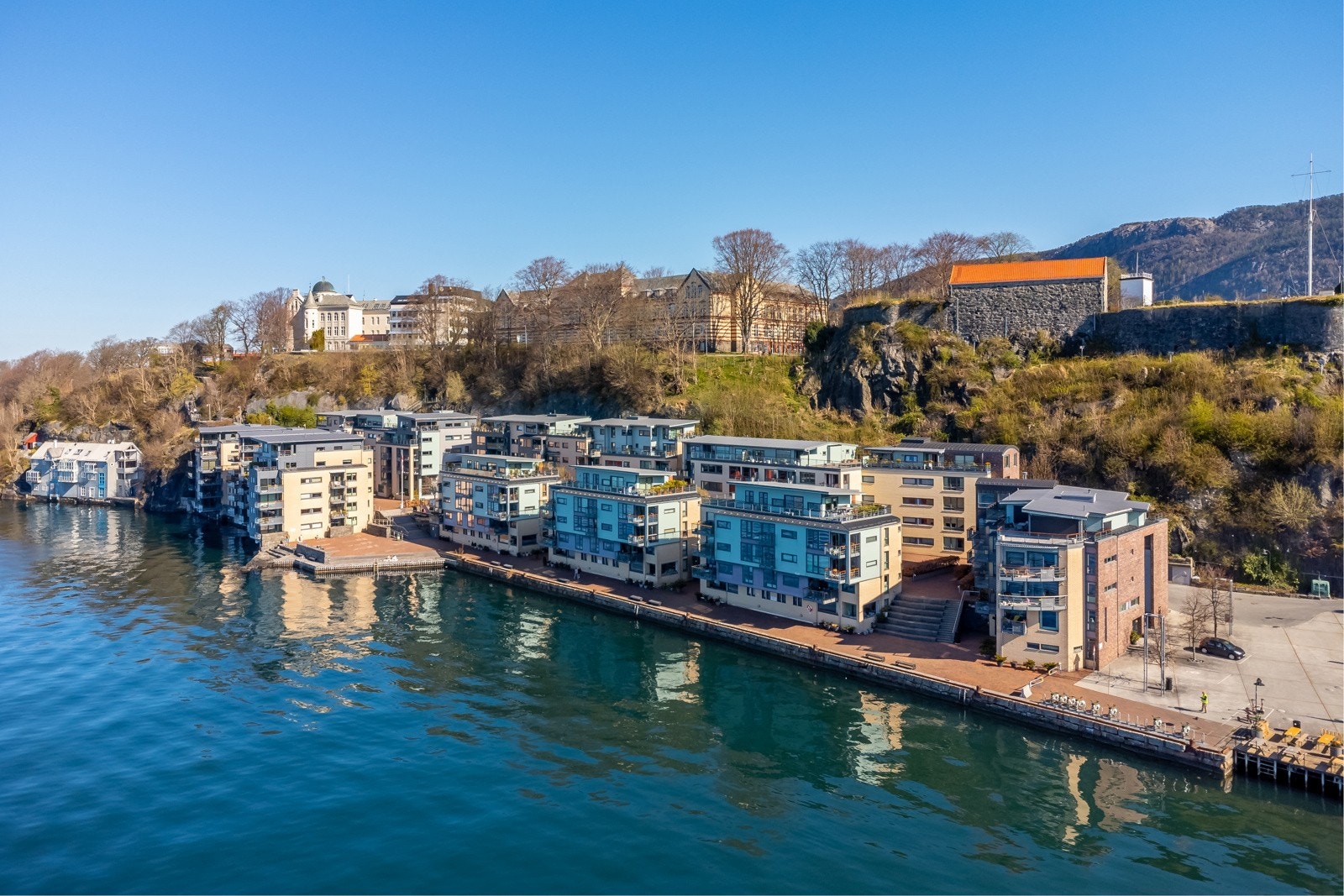 Perfekt beliggenhet. Helt i sjøfront, innerst i husrekken mot Nordnesparken. Galleribilde