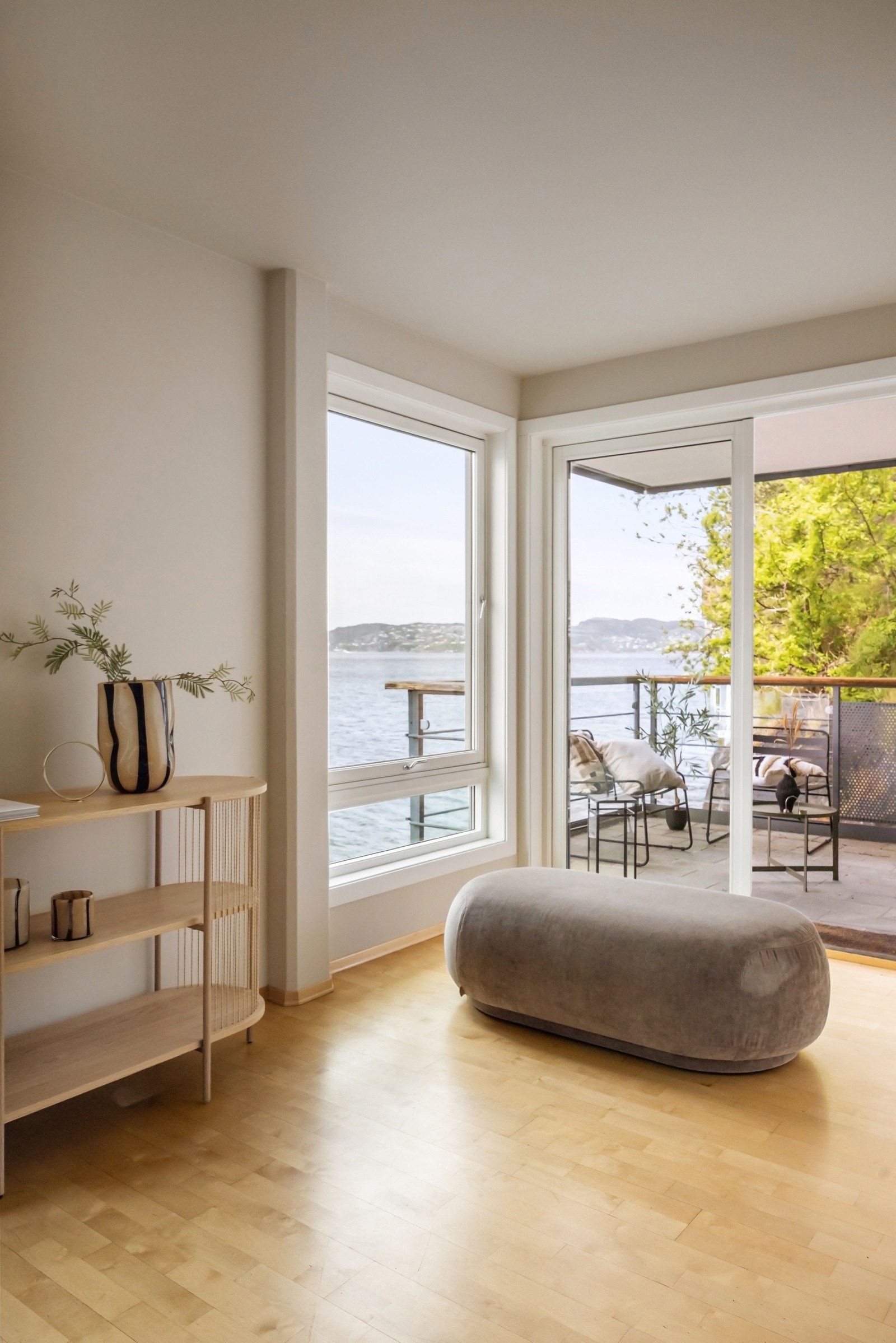 Fra stuen er det utgang til en romslig altan. Galleribilde