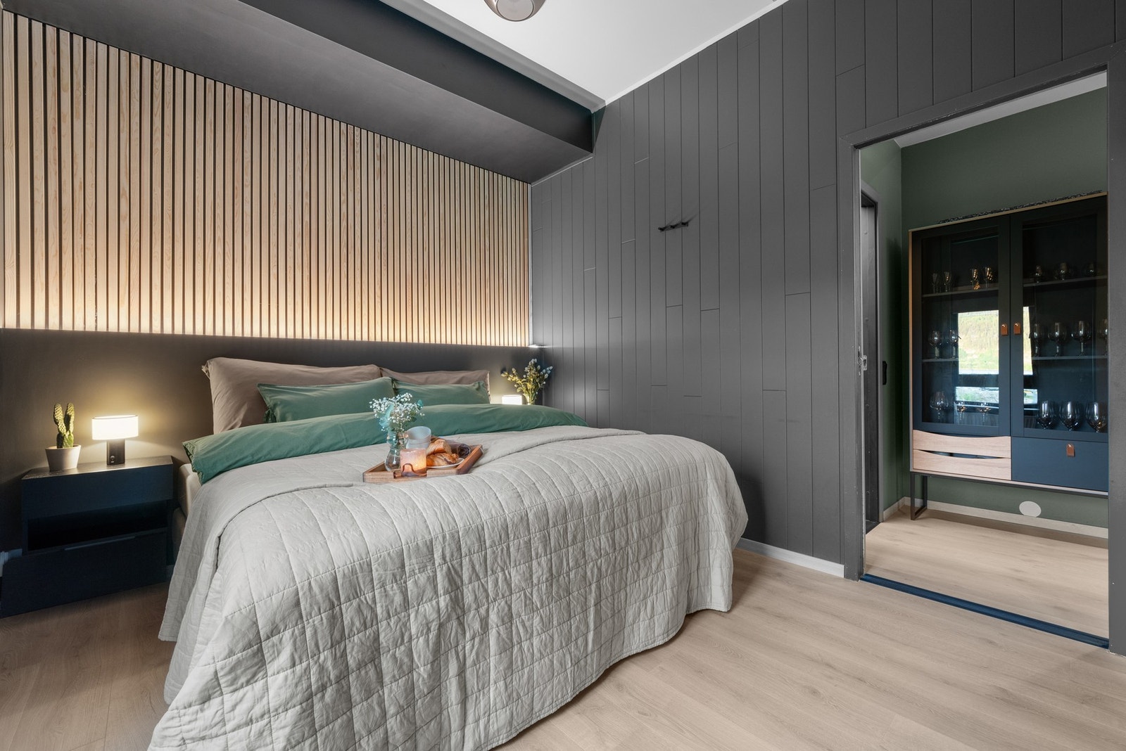 Hovedsoverommet er meget romslig, med trendy spilevegg og stort garderobeskap. Galleribilde