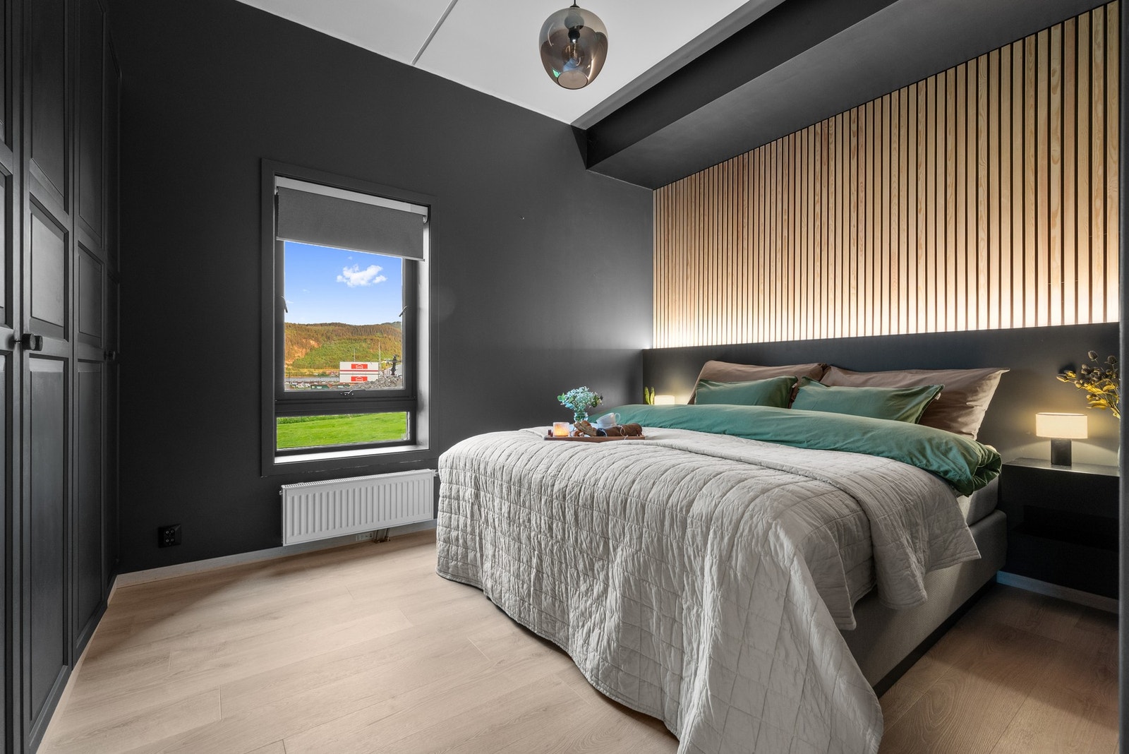To stilfulle soverom ligger vegg i vegg, malt i mørke farger for en lun og avslappende atmosfære. Galleribilde