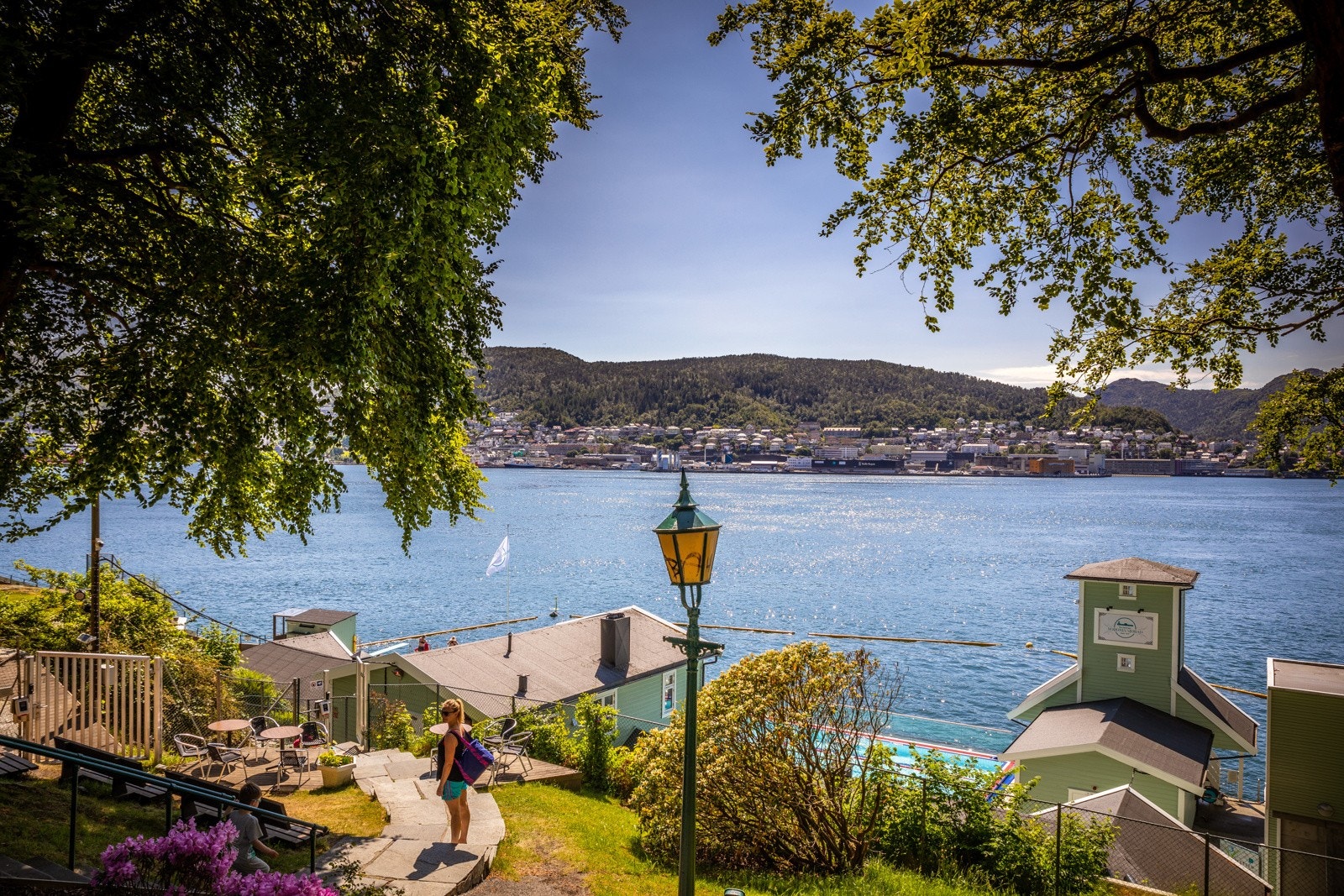 - På Nordnes kan du ta et forfriskende bad i oppvarmet sjøvann på Nordnes Sjøbad, nyte solen ved Georgernes Verft, eller delta i sommerens utendørsaktiviteter - Galleribilde