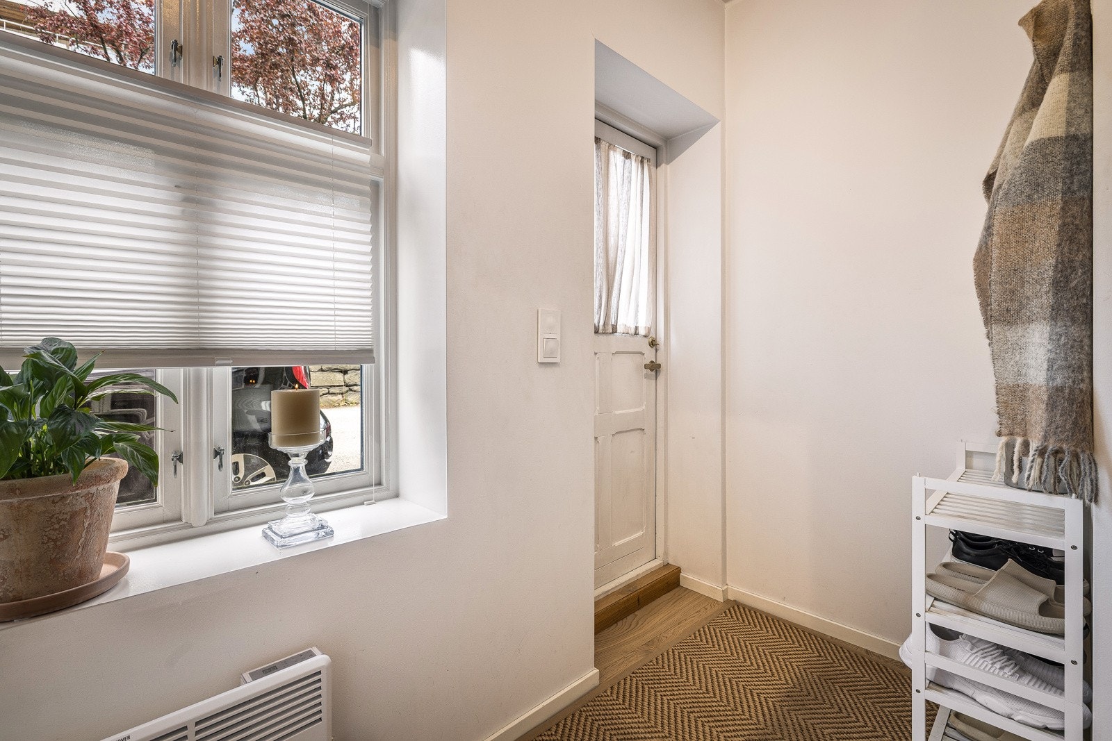 - Et lite vindfang gir god plass til oppheng av yttertøy, skohyller og lignende - Galleribilde