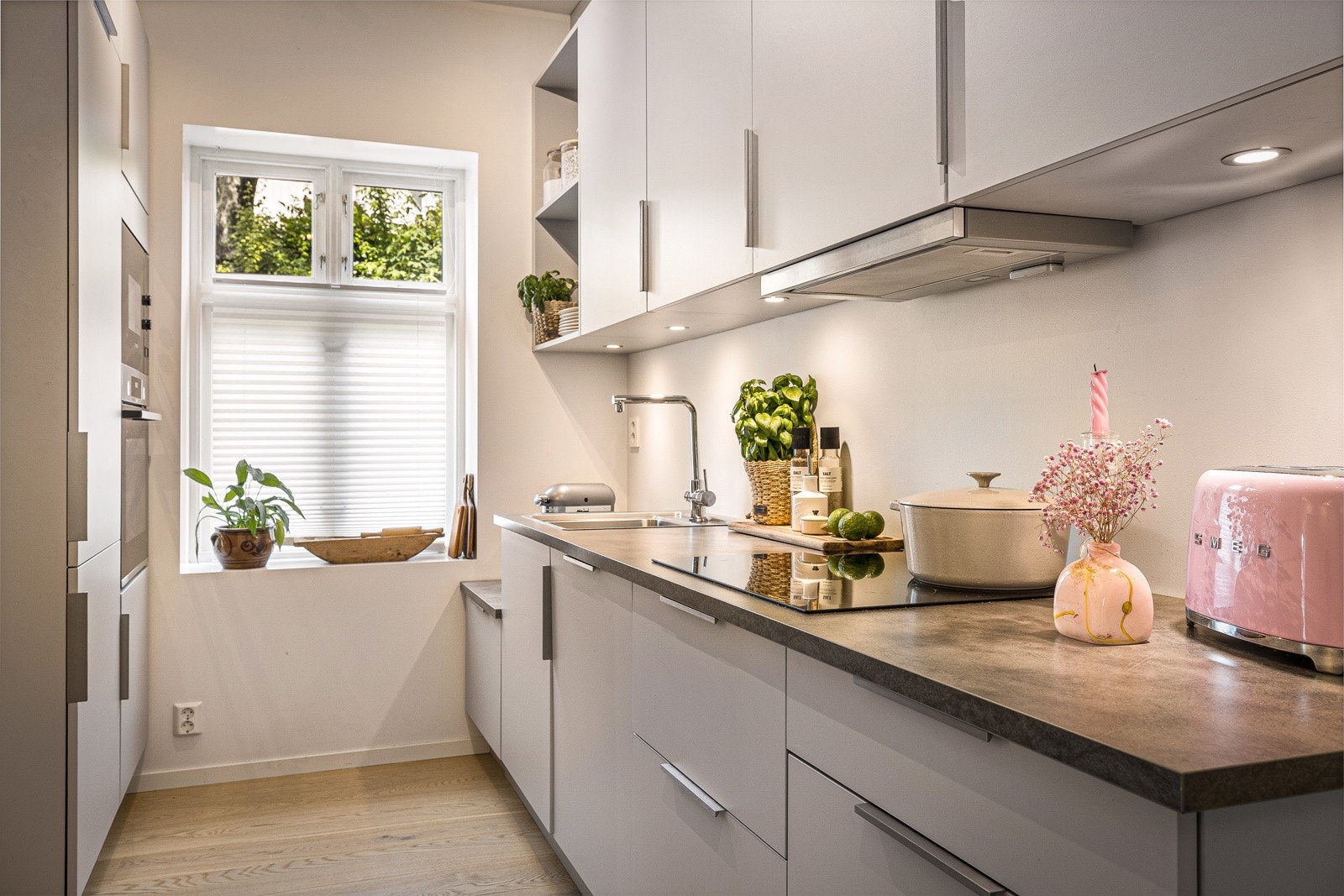 - Hvitevarer er integrert og følger med i handelen, herunder platetopp med induksjon, stekeovn, micro, oppvaskmaskin og kjøleskap med frysedel - Galleribilde