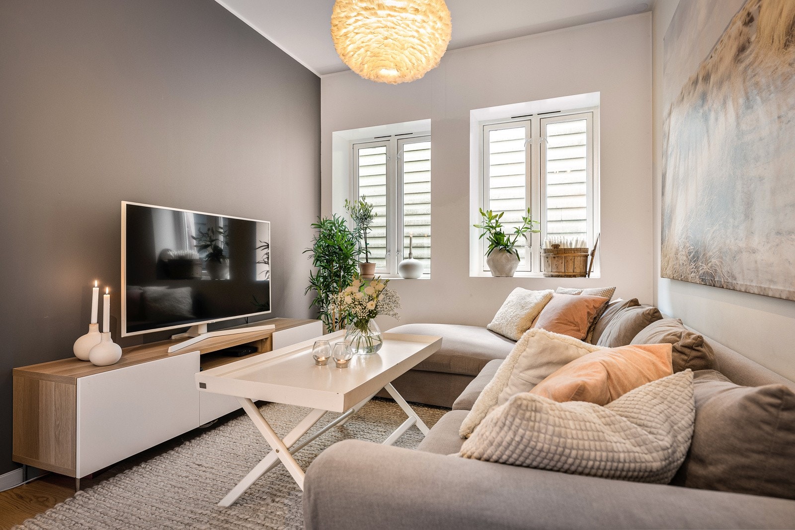 - Det er god plass til sofagruppe og spisebord i sine naturlige soner - Galleribilde