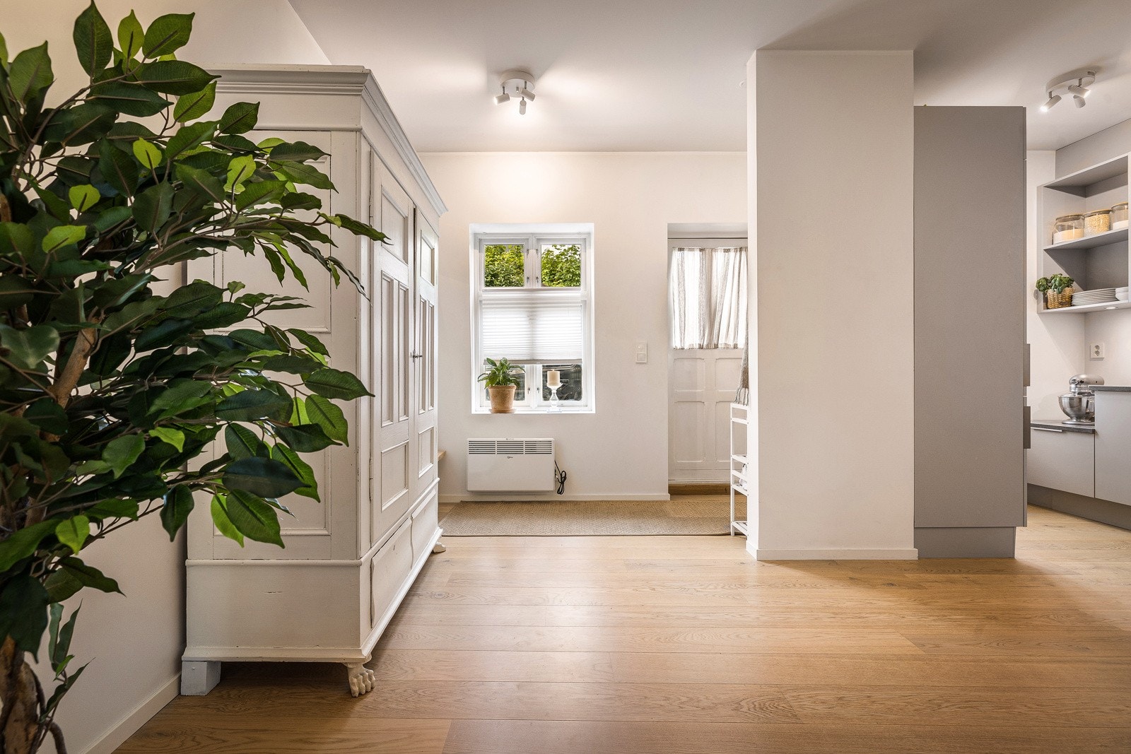 - Leiligheten ligger i byggets 1. etasje med egen inngang fra Klostergaten - Galleribilde