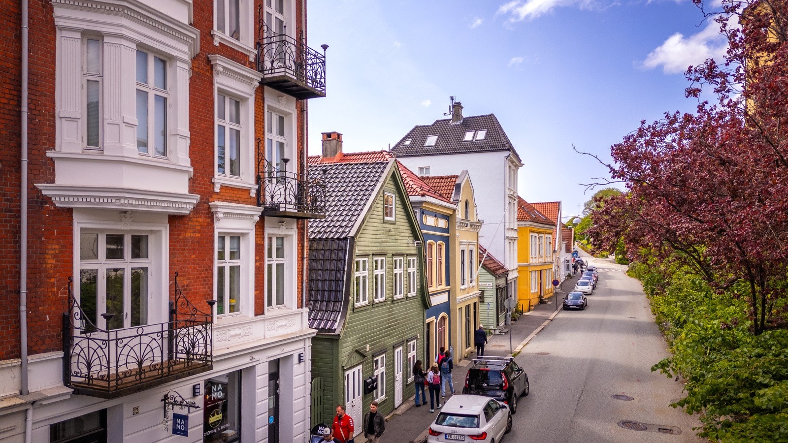 - Her bor du med umiddelbar nærhet til sentrum, i et rolig og sjarmerende nabolag - perfekt for deg som ønsker å kombinere urbane impulser med vakre turomgivelser - Galleribilde