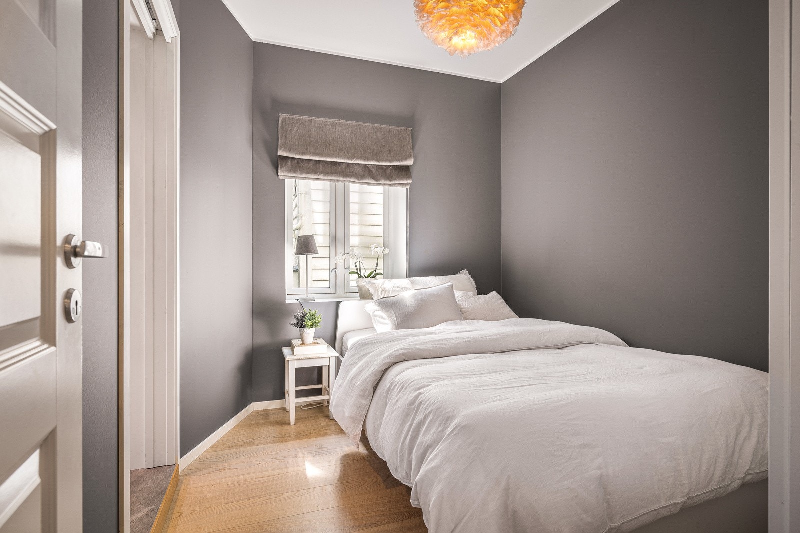 - Soverommet vender inn mot rolig bakgård, og har malte vegger og samme type parkett som i resten av leiligheten - Galleribilde