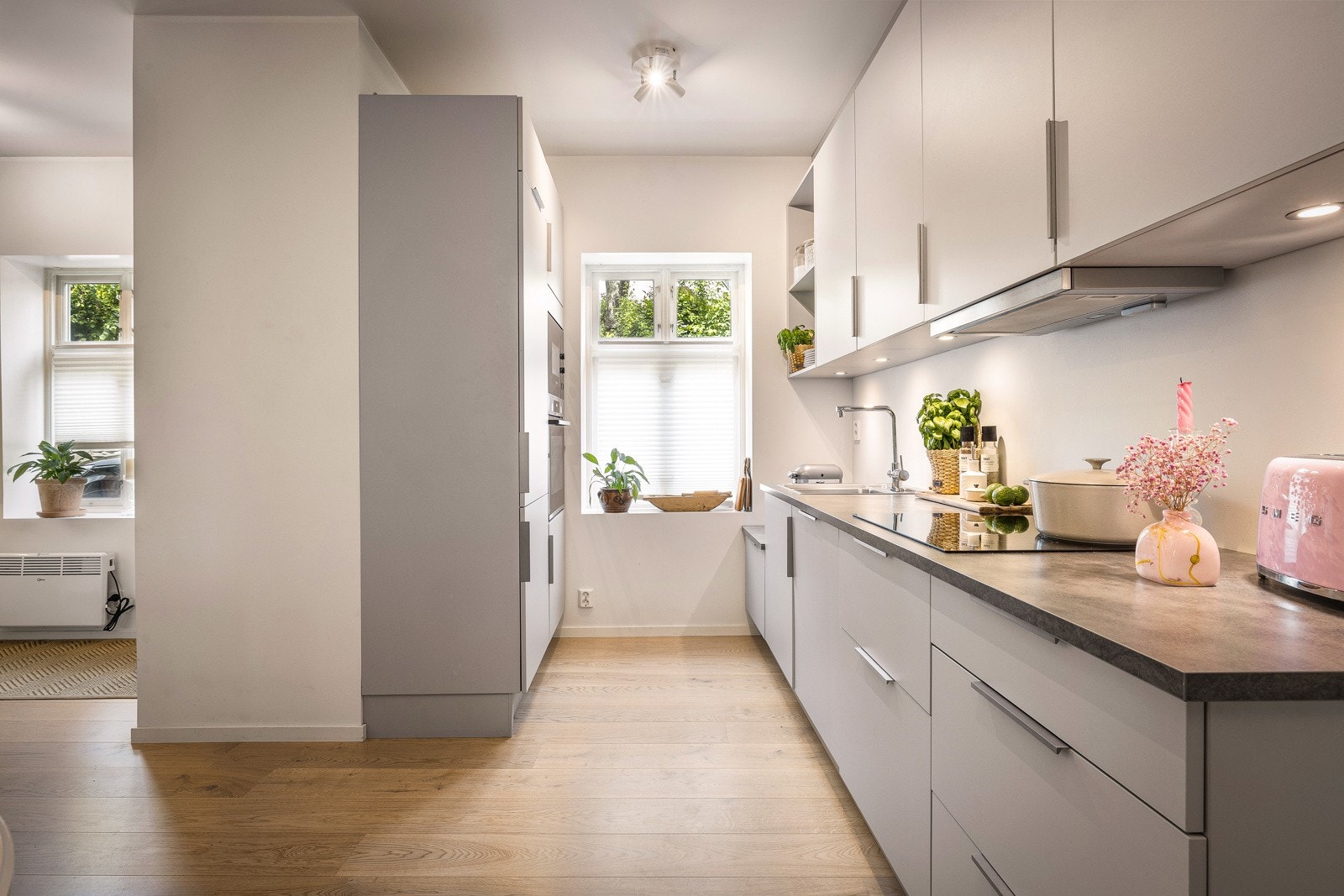 - Kjøkkenet er nyere og fra Mobalpa, med slette fronter og laminert benkeplate med integrert kjøkkenvask - Galleribilde