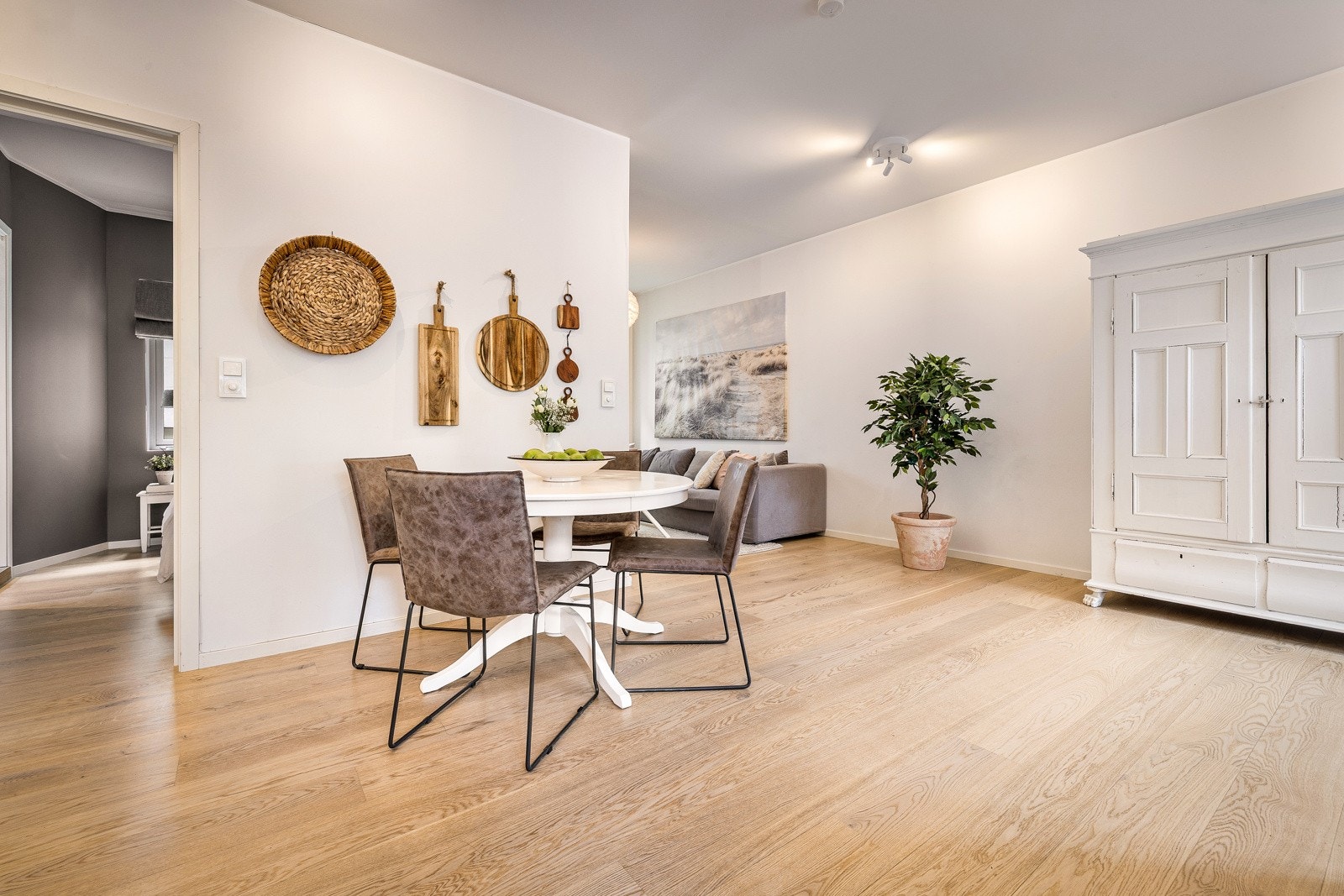 - Gulvet har en-stavs parkett, og veggene er malt i en dempet, behagelig tone - Galleribilde