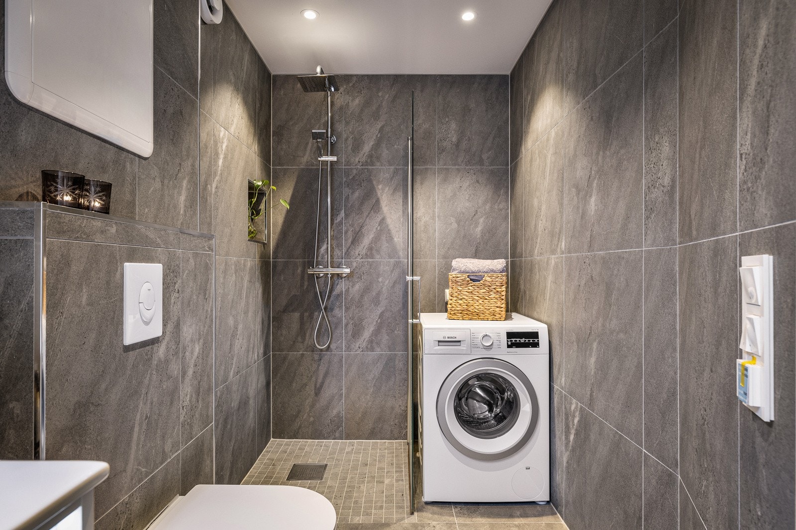 - Gulvet har termostatstyrte varmekabler, og det er opplegg for vaskemaskin og tørketrommel - Galleribilde