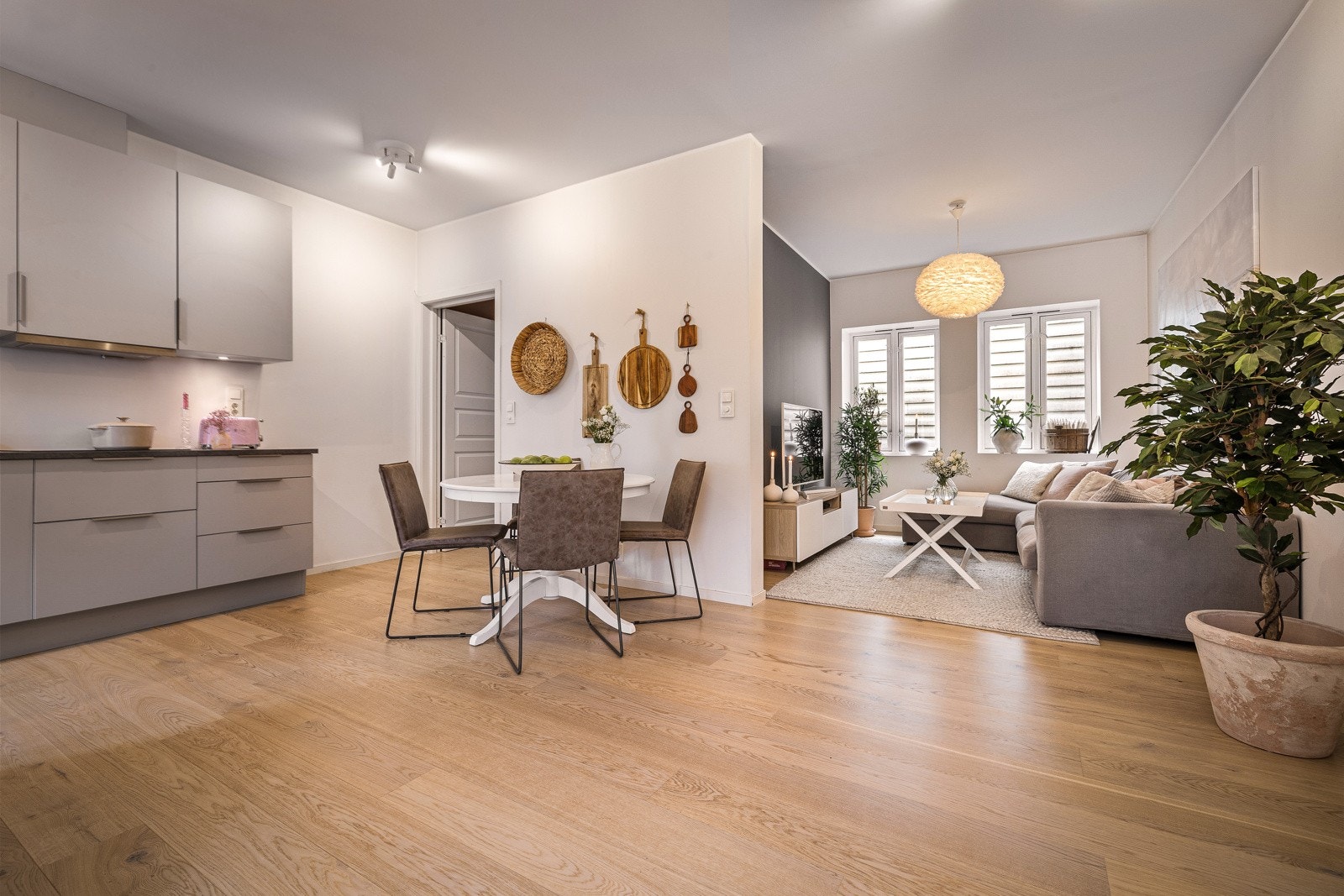 - Stue og kjøkken er kombinert i en åpen løsning på 29,6 kvm - Galleribilde