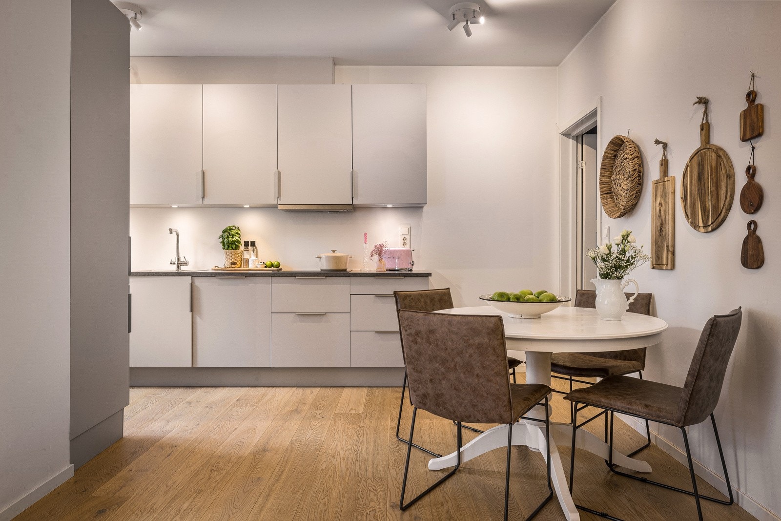 - Med sine 46 m² er boligen svært godt utnyttet. I tillegg følger det med en bod i kjeller på ca. 4,8 m² - for ekstra oppbevaring - Galleribilde