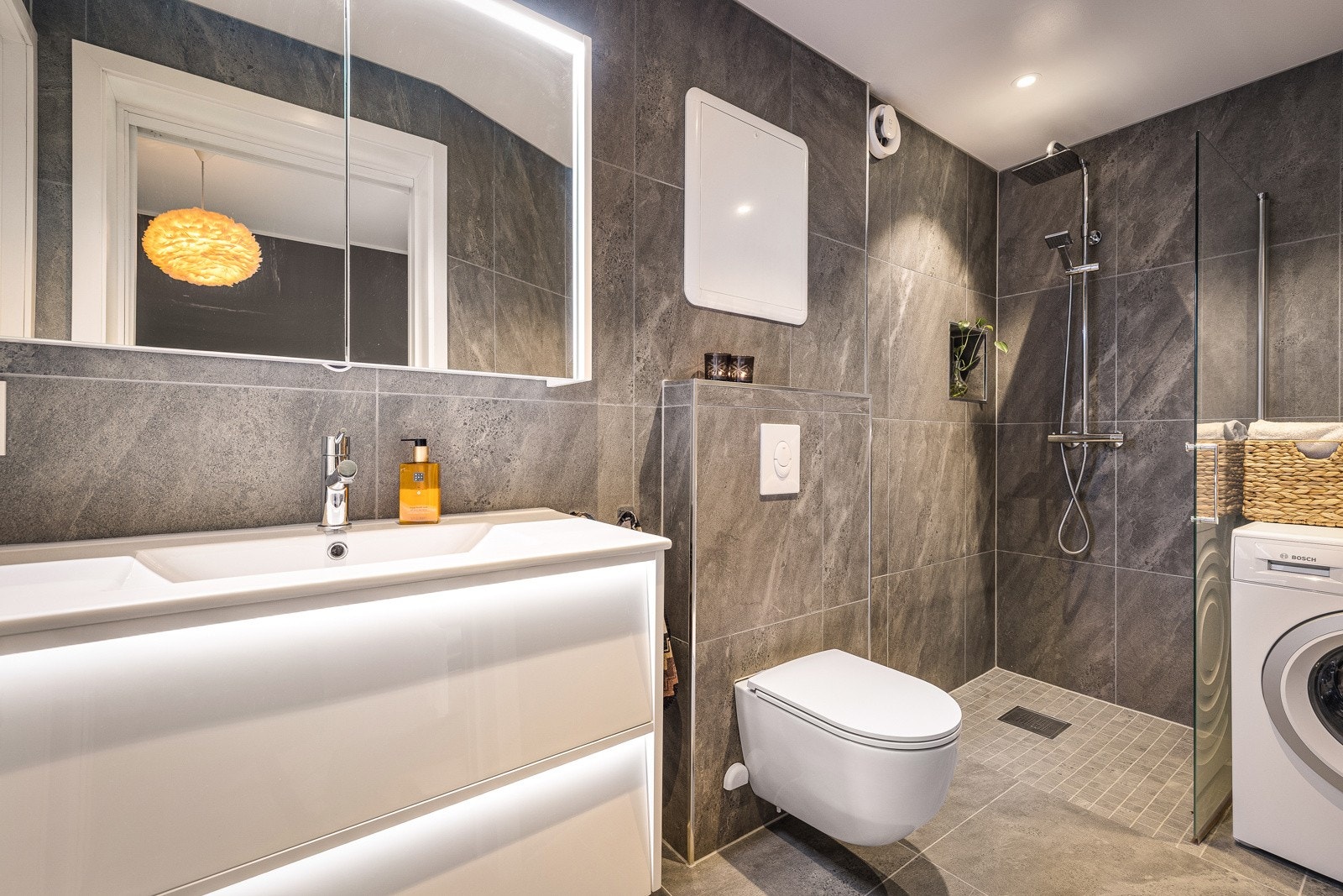 - Badet er også nyere. Det har fliser på både gulv og vegger - Galleribilde