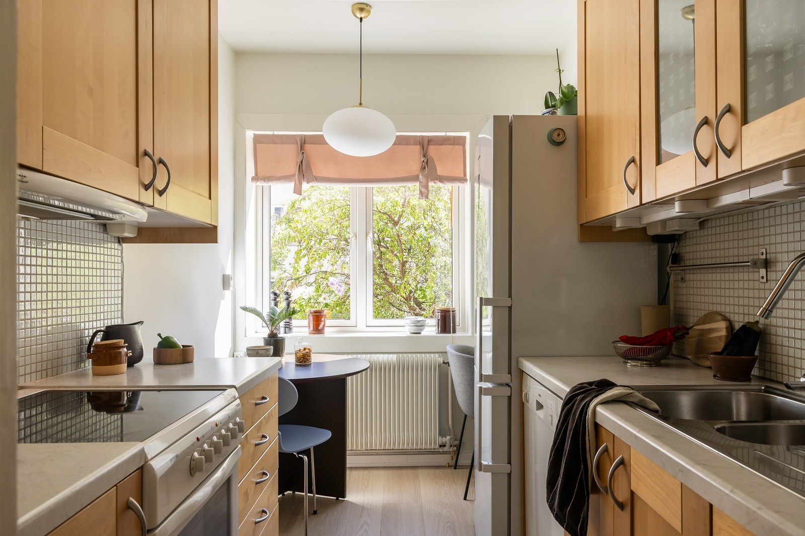 Separat kjøkken med en praktisk utforming - godt utnyttet med rikelig skap- og benkeplass. Galleribilde