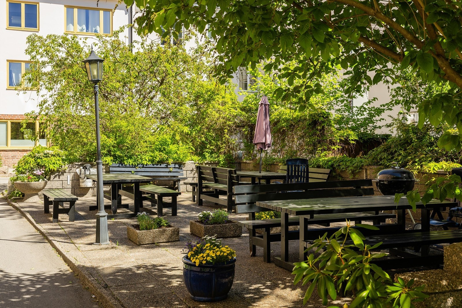 Hyggelig og pent opparbeidet bakgård til glede for beboere. Har du du blant annet flere sittegrupper og grill. Galleribilde