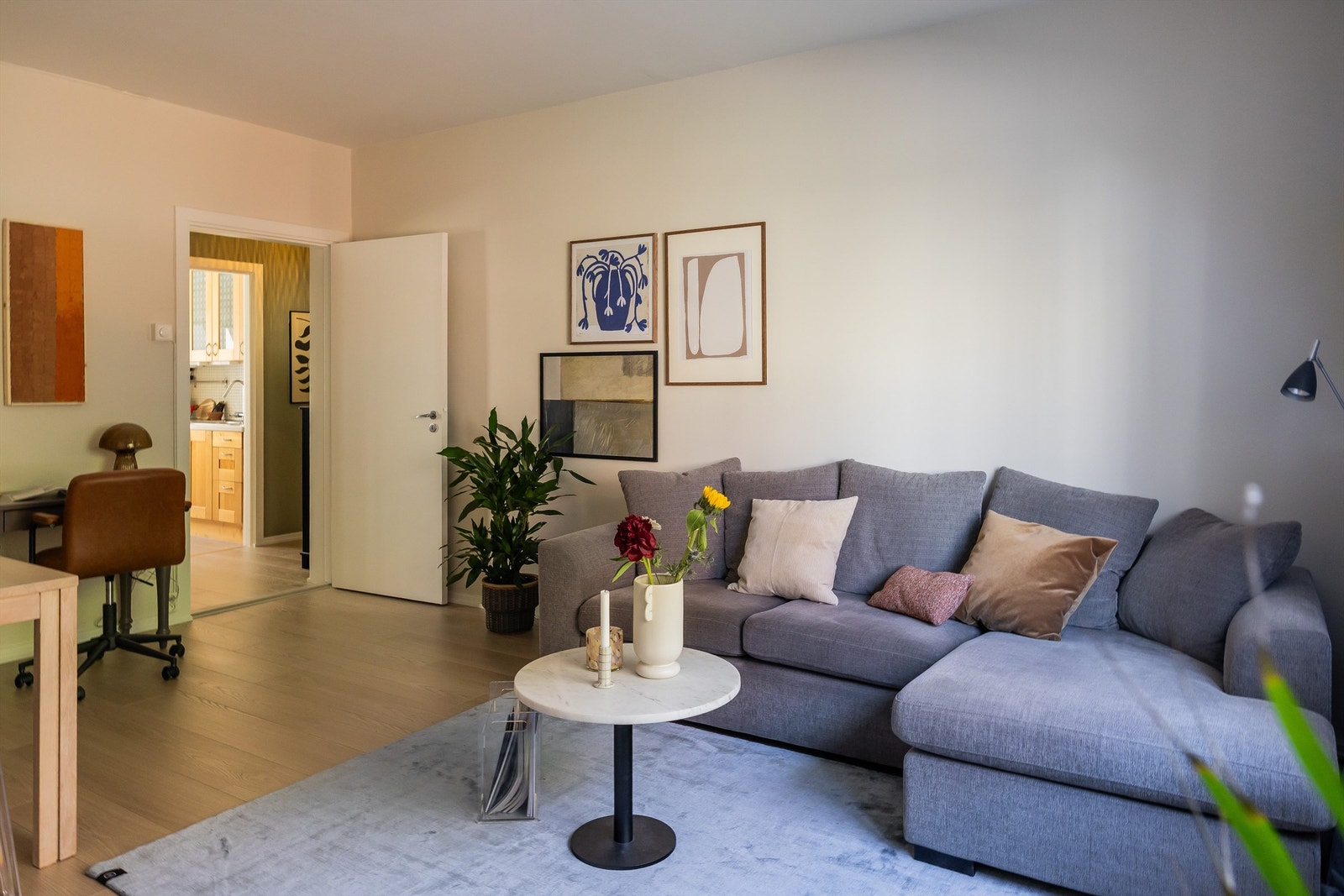 Vinduene ble byttet i 2016 i regi av borettslaget, og pent en-stavs gulv lagt i 2025. Galleribilde