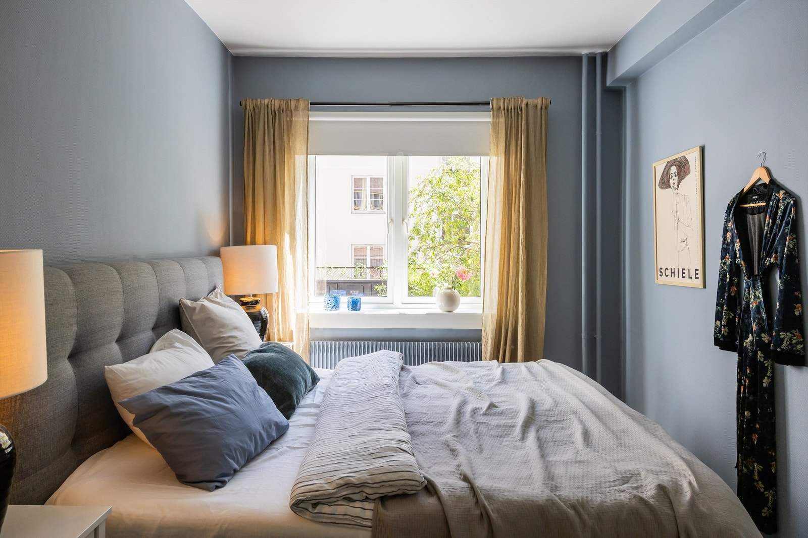 Svært romslig og behagelig soverom som vender ut mot rolige fellesarealer. God plass til 180 seng og nattbord på begge sidene av sengen. Galleribilde