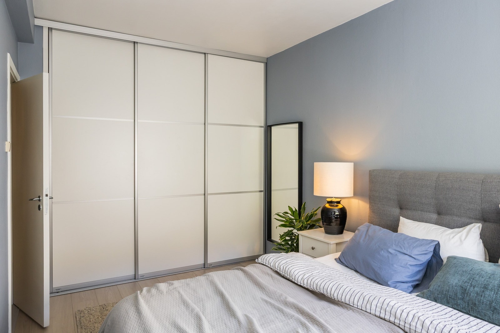 Selger har innredet med dobbeltseng, nattbord og et stort garderobeskap med skyvedører som gir plass for mye oppbevaring. Galleribilde