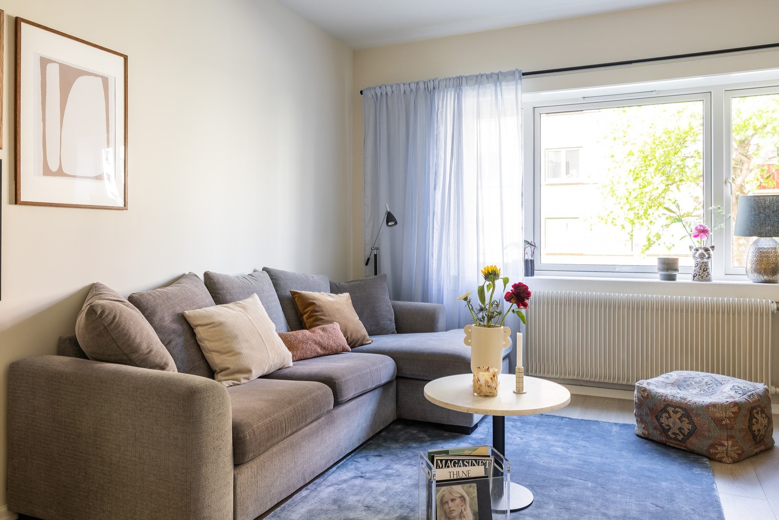 Delikat stue med god plass til sofa, spisebord og tilhørende møblement. Galleribilde