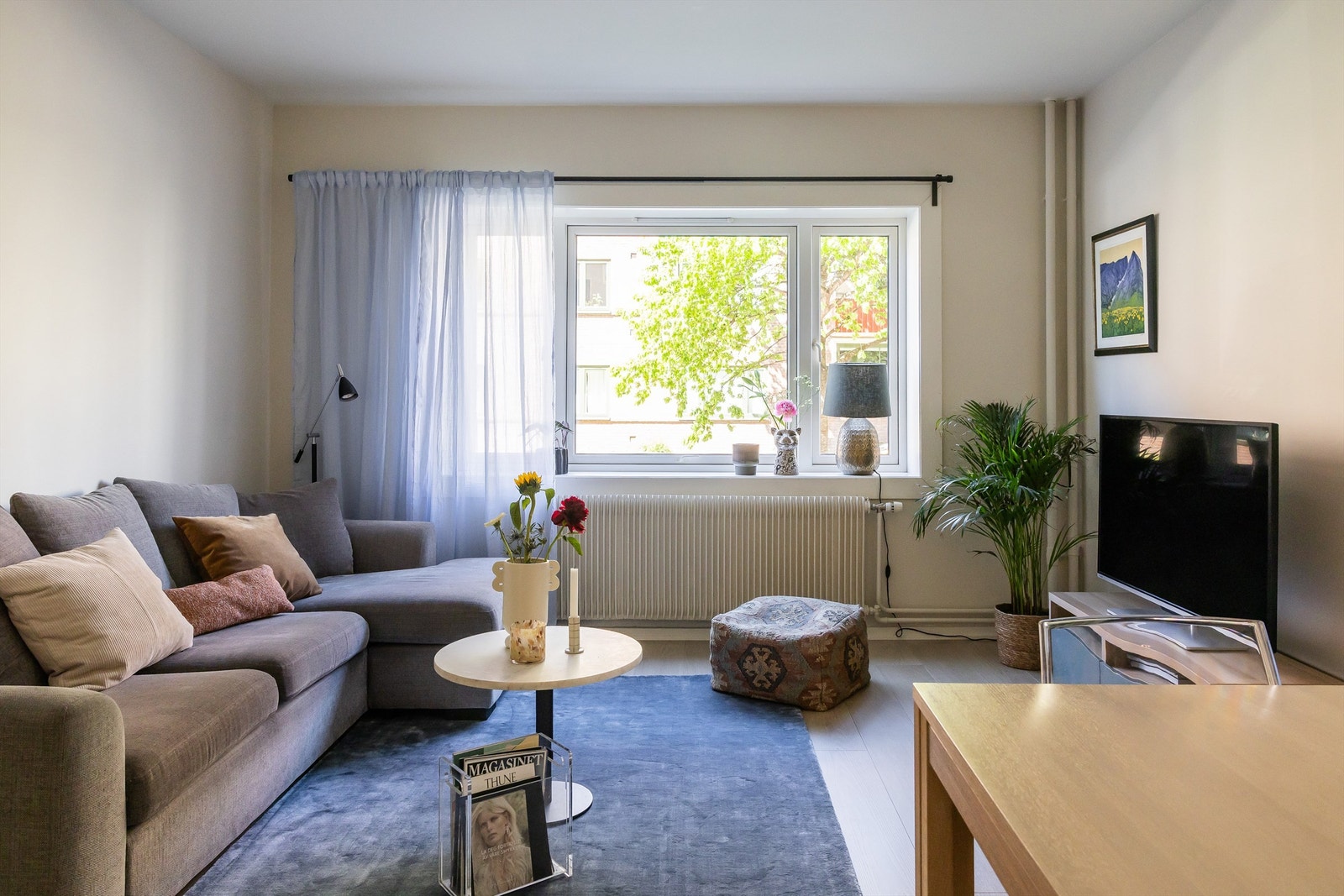 Utsynet fra leiligheten er hyggelig og preges av grønne trær på vår- og sommerstid. Galleribilde